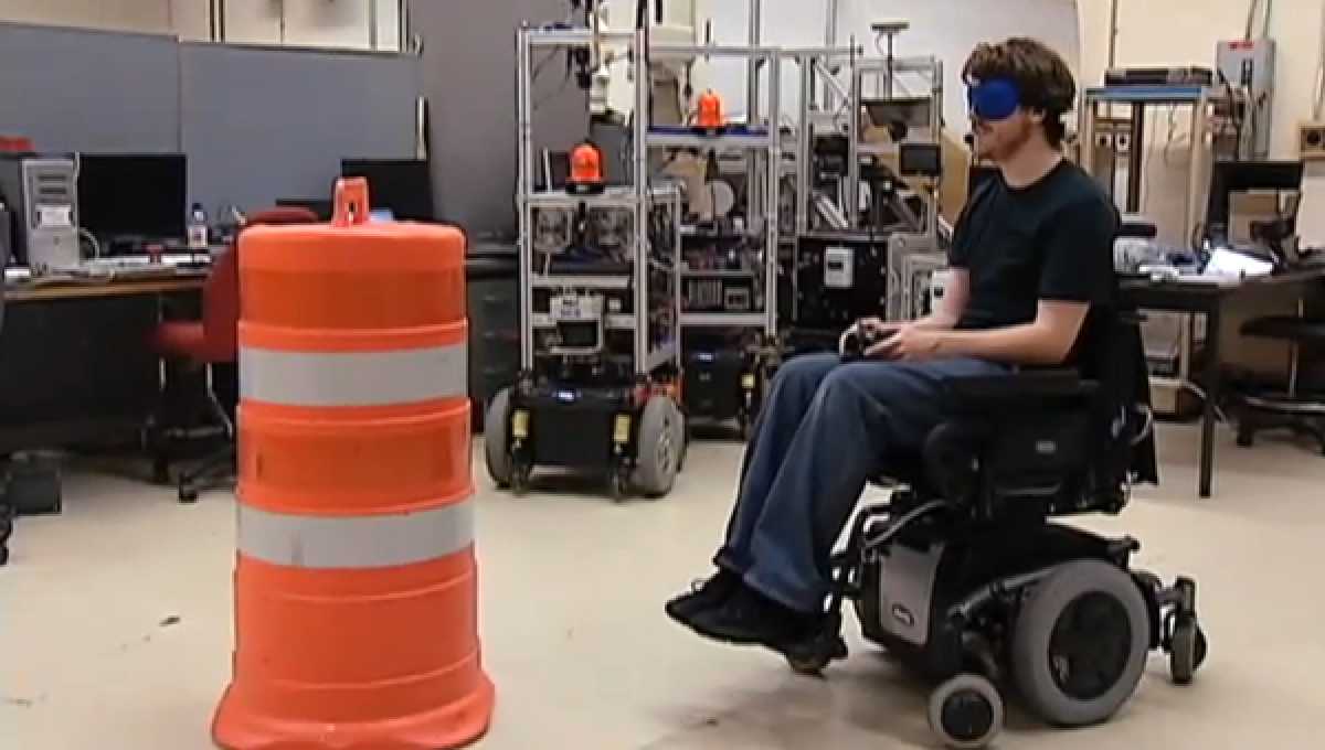 Разработано «умное» инвалидное кресло, способное самостоятельно объезжать препятствия