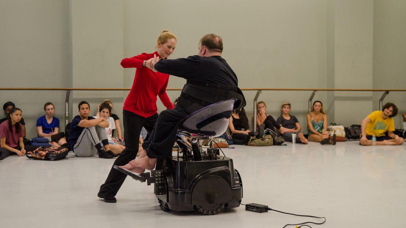 Хореограф из США разработала танцевальное кресло для инвалидов