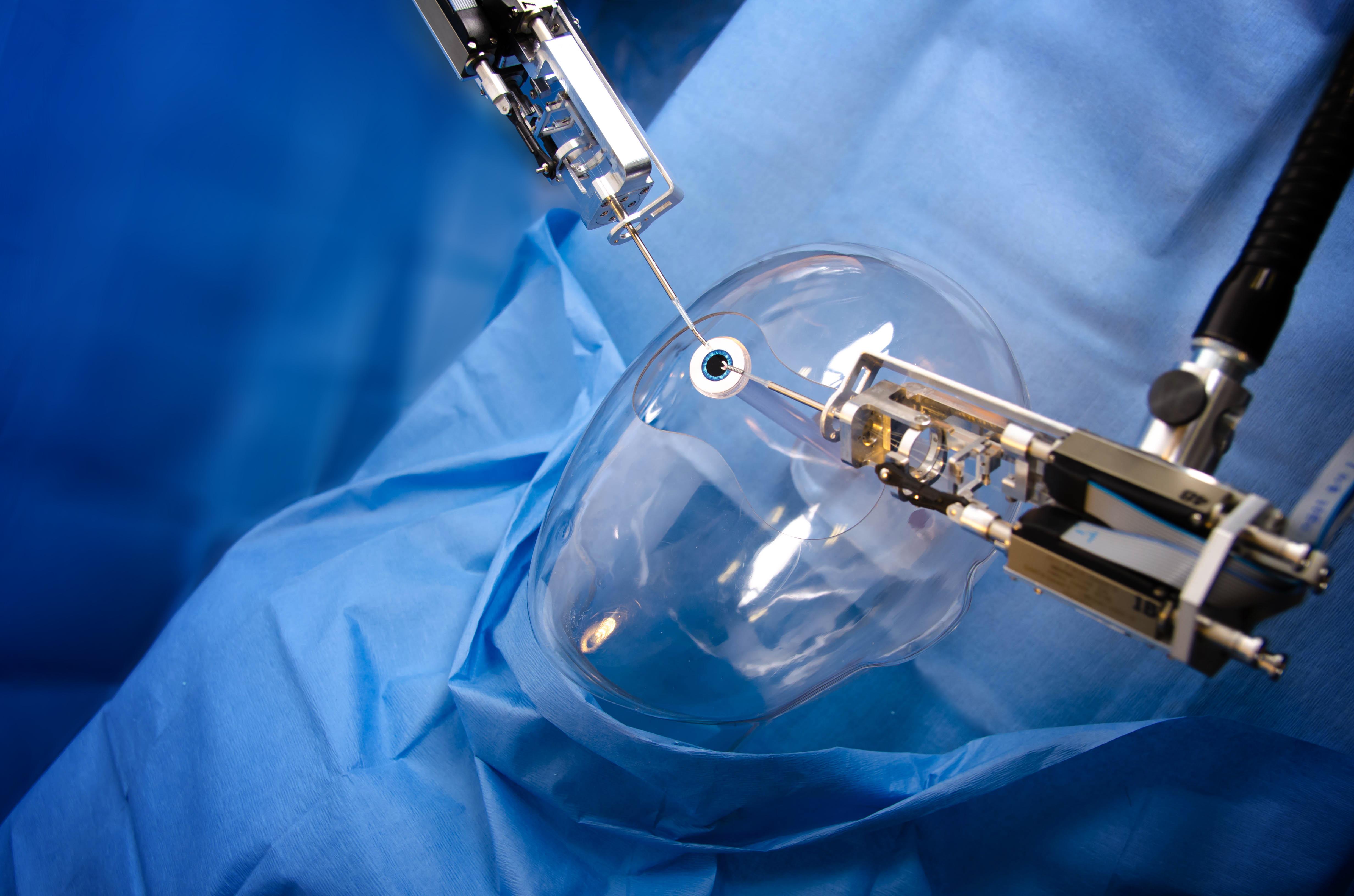 Робот-микрохирург с тентаклями поможет с операциями на глазах