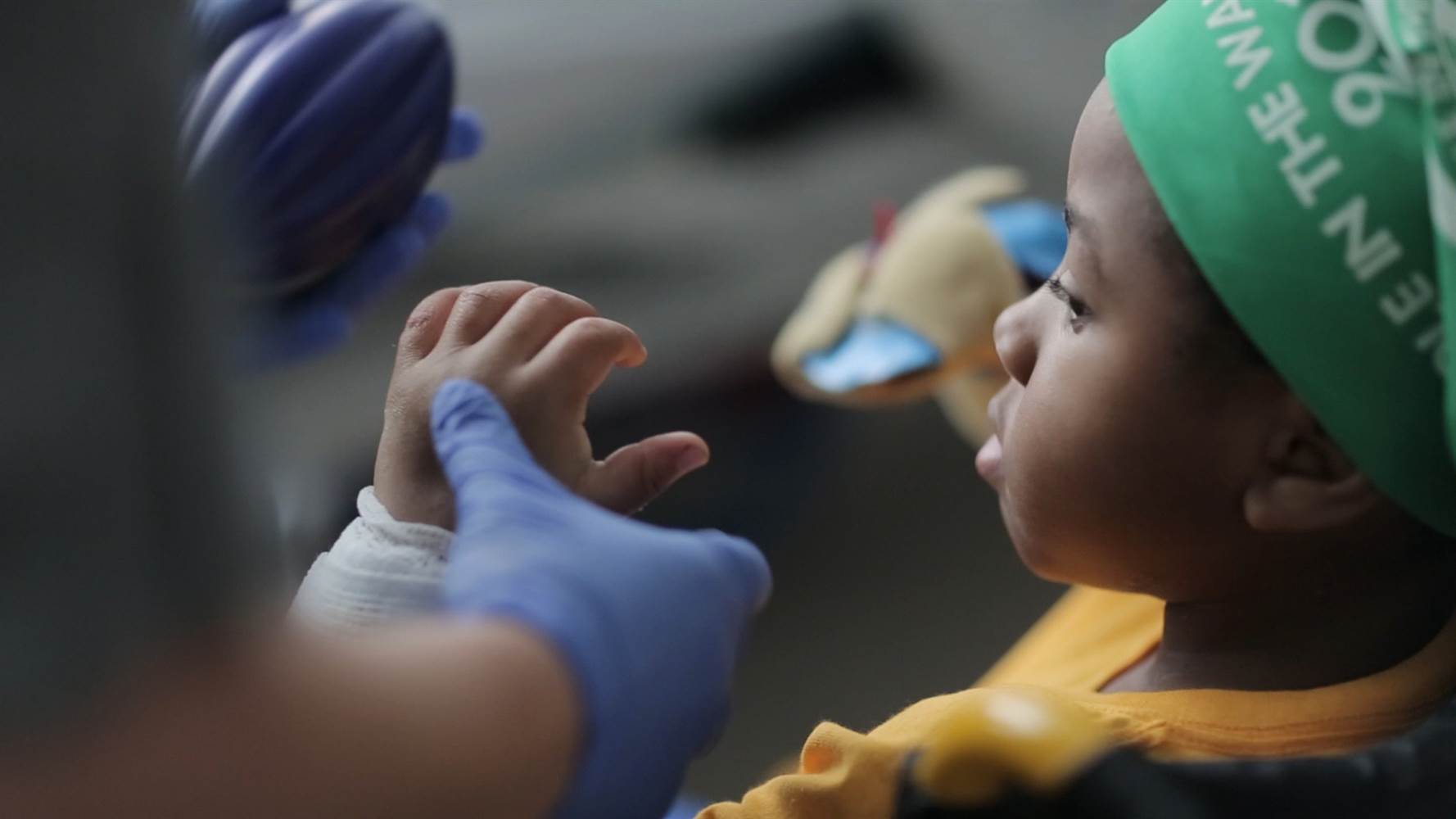 Американские врачи впервые в мире пересадили ребенку донорские руки