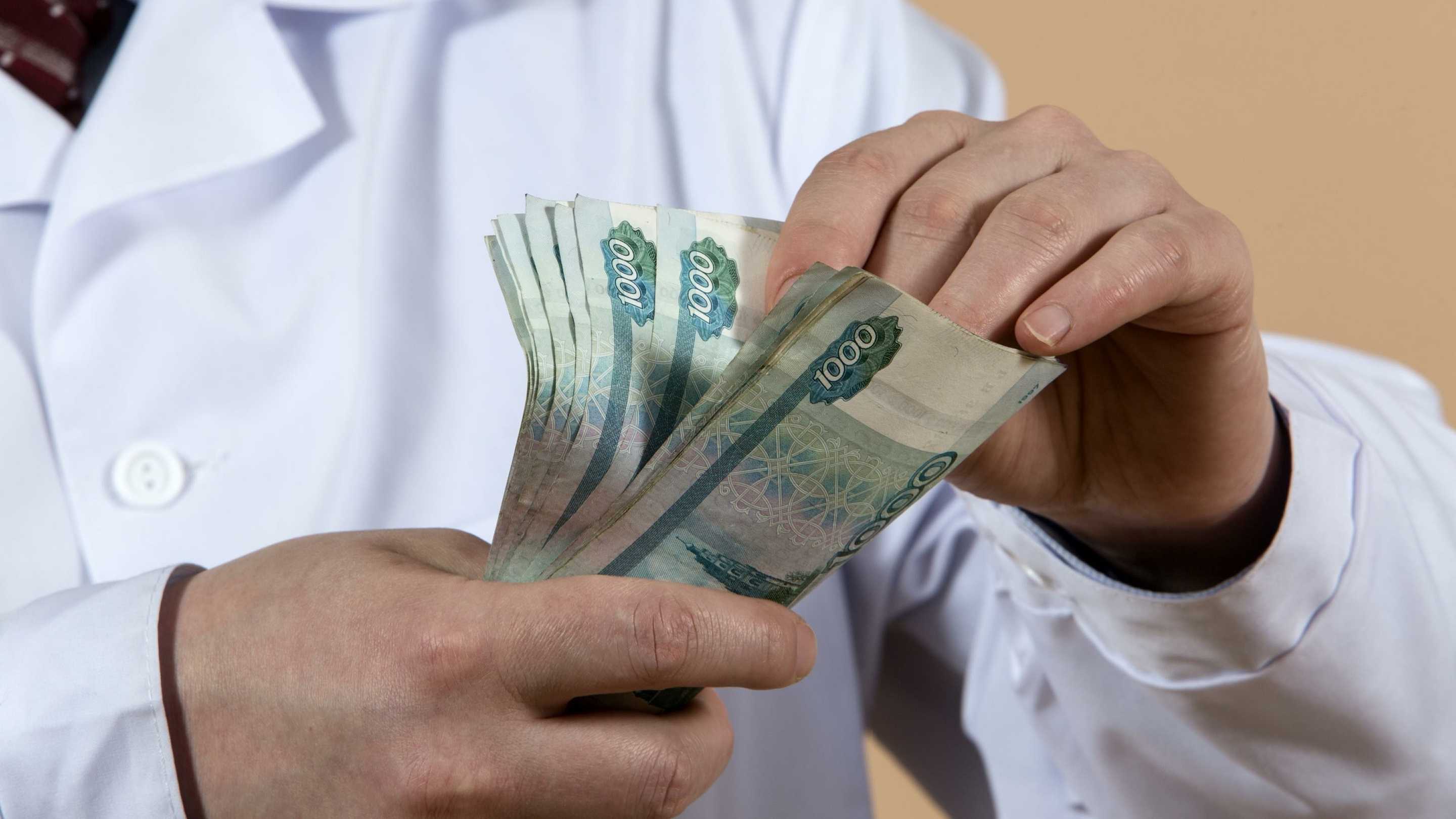 Средняя зарплата медиков оказалась на 60% ниже официальной