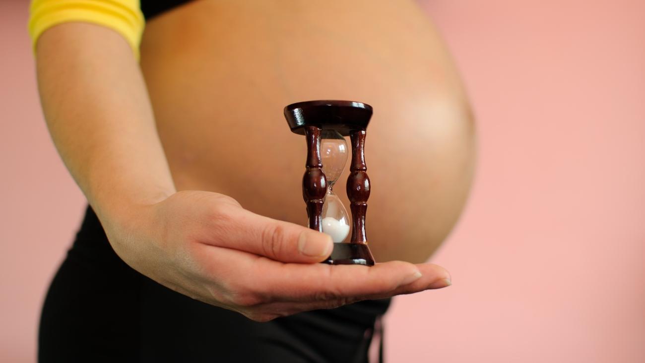 Ученые рассказли, почему женщины не стремятся рожать рано