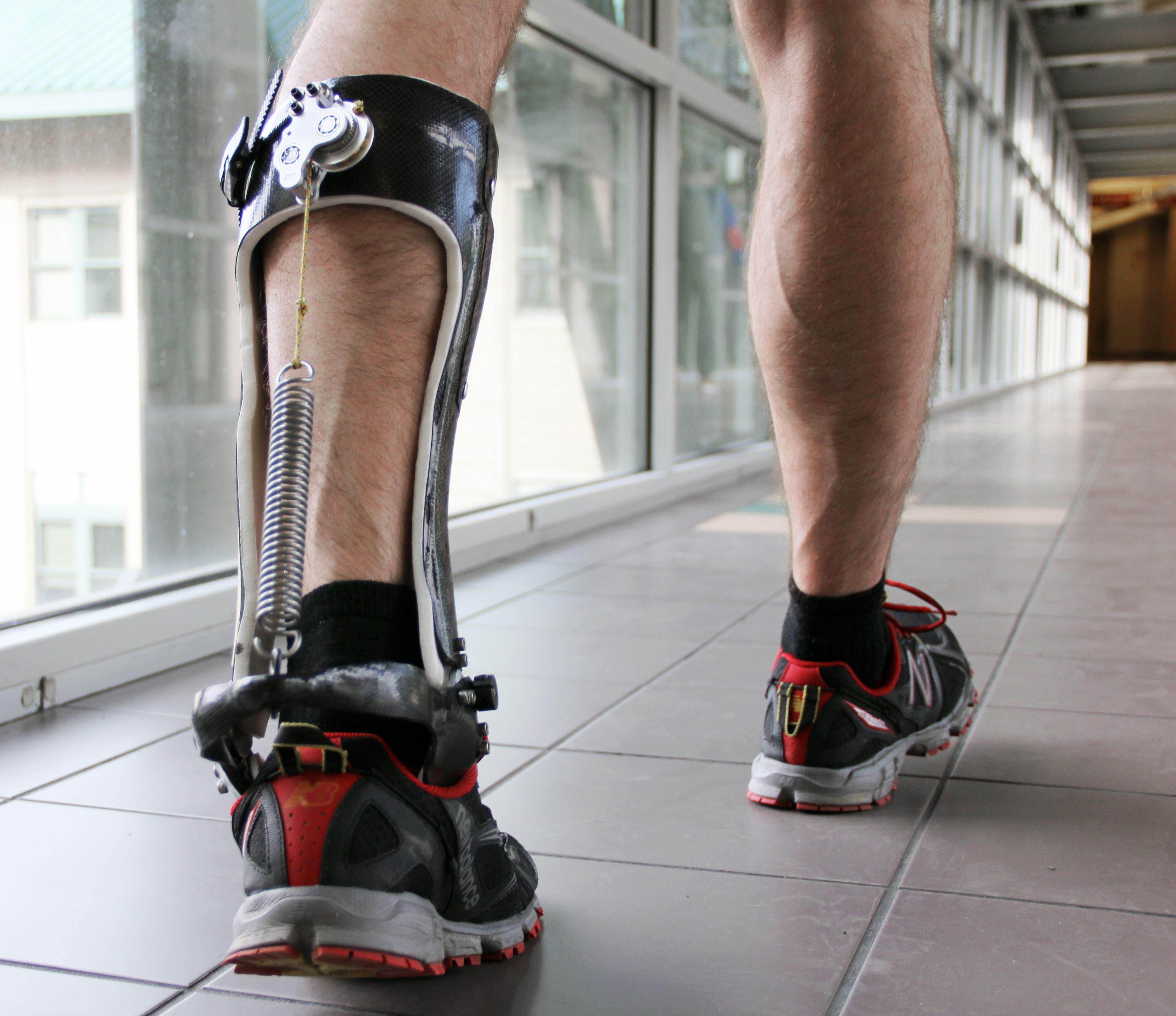Новый экзоскелет снижает нагрузки на ноги человека при ходьбе