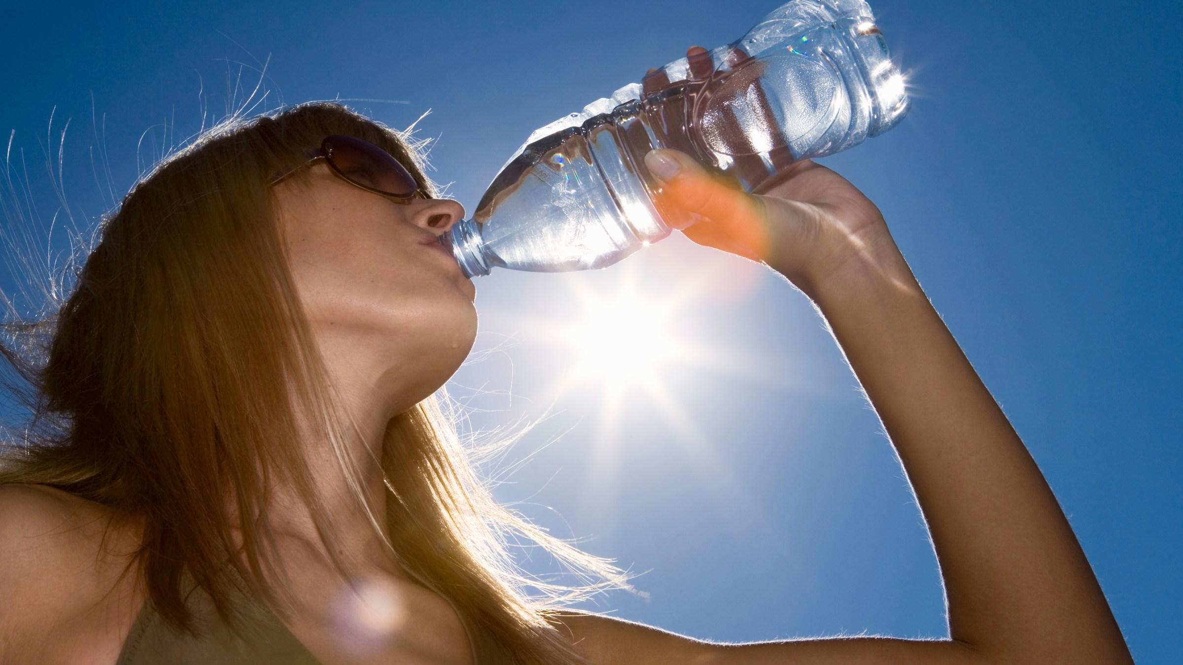 Вода из пластиковых бутылок может повышать риск ожирения