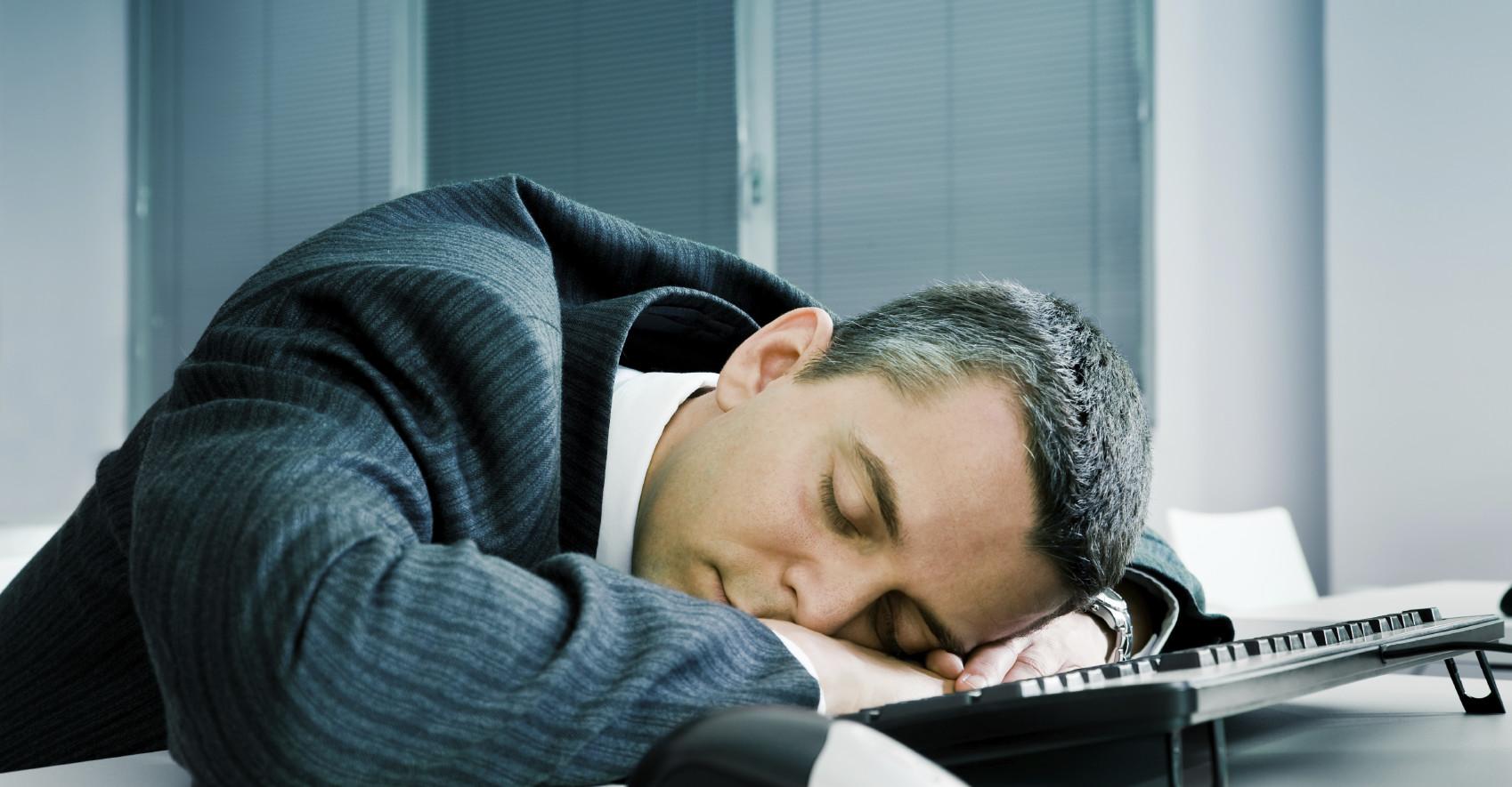 Картинки спящие на работе. Усталый человек. Уставший человек. Сонный человек.