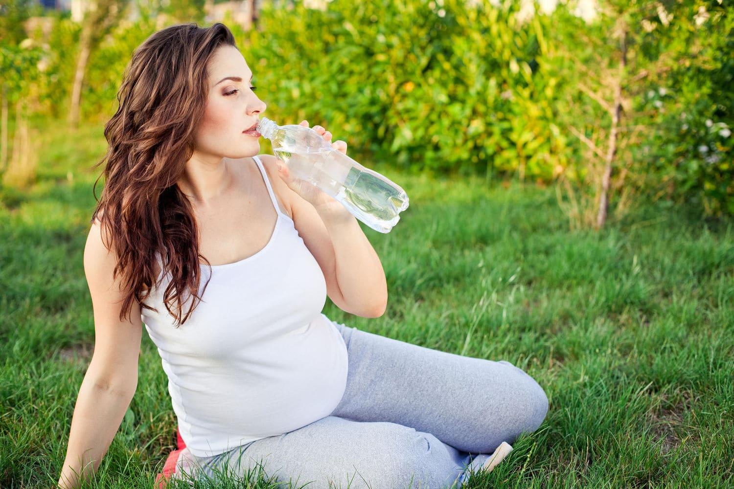 Почему беременным противопоказано есть и пить из пластиковой посуды