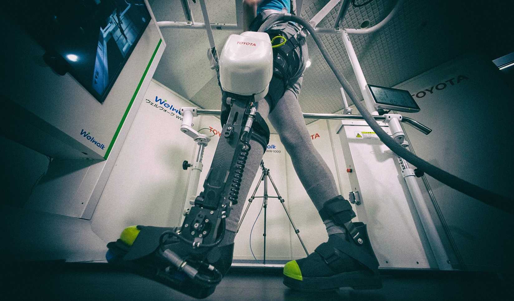Toyota сдаст в аренду роботизированные ноги Welwalk WW-1000 для реабилитации при параличе
