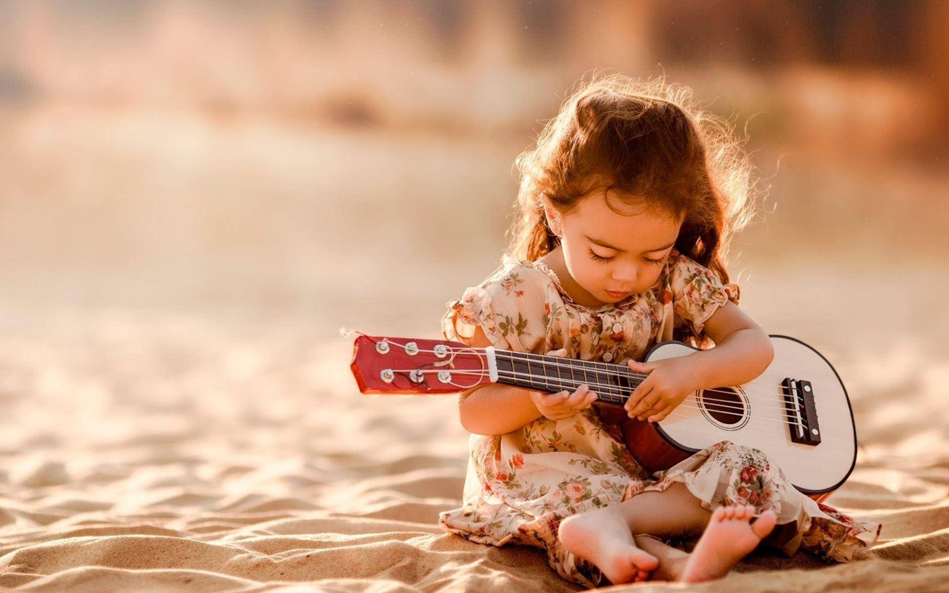 Песня чтобы жили дети. Маленькая девочка с гитарой. Гитара для детей. Маленькие гитары для детей. Фотосессия с гитарой дети.
