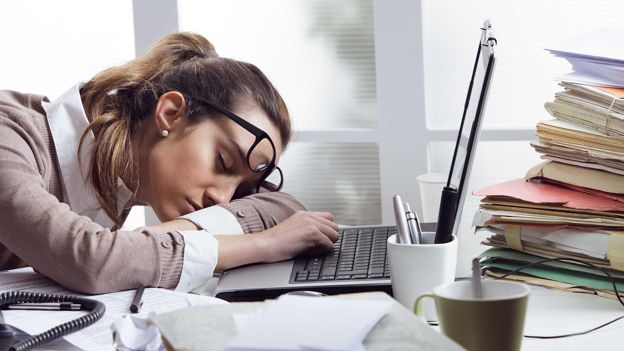 Недостаток сна и опьянение равноценны для мозга