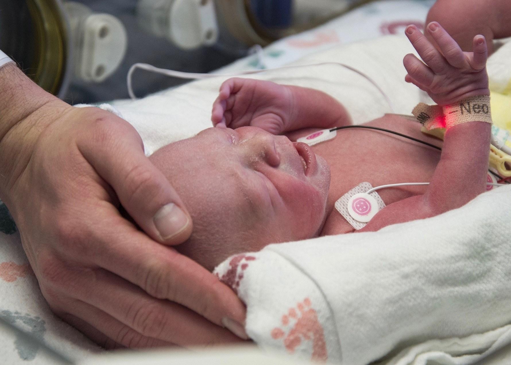 После трансплантации матки женщина родила здорового малыша