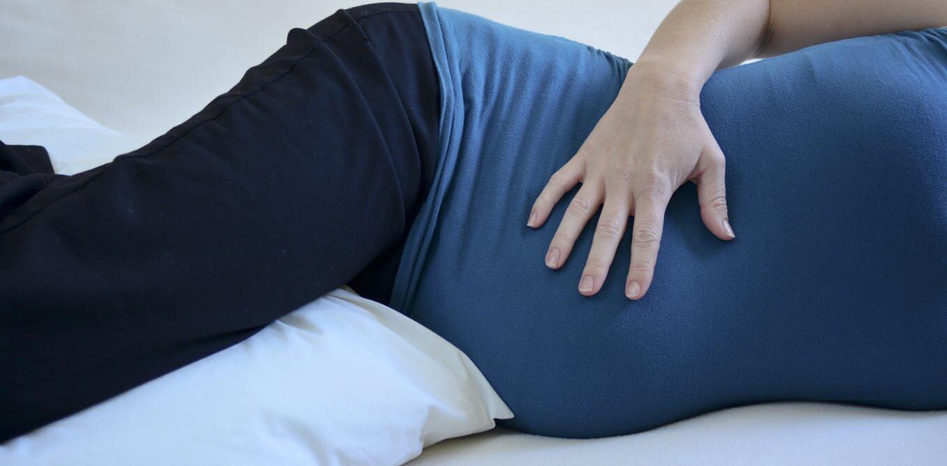 Сон на боку во время беременности снижает риск мертворождения