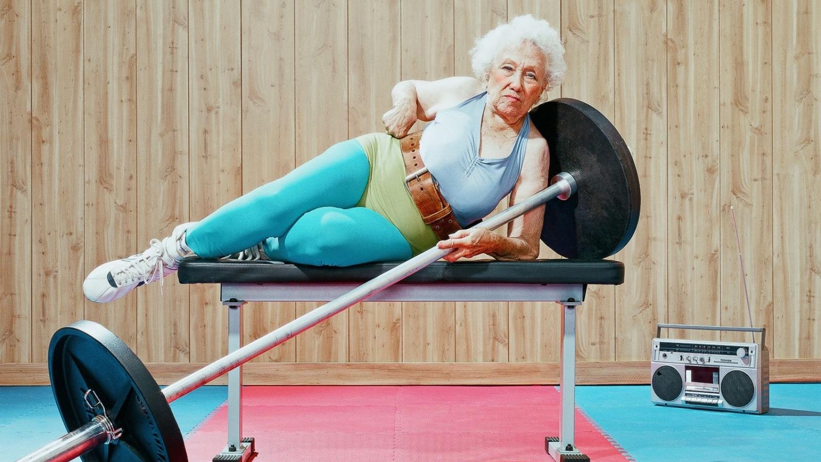 Бабушка развлечения. Пожилые люди занимаются спортом. Пожилые люди в спортзале. Пенсионеры занимаются спортом. Фитнес для пожилых.