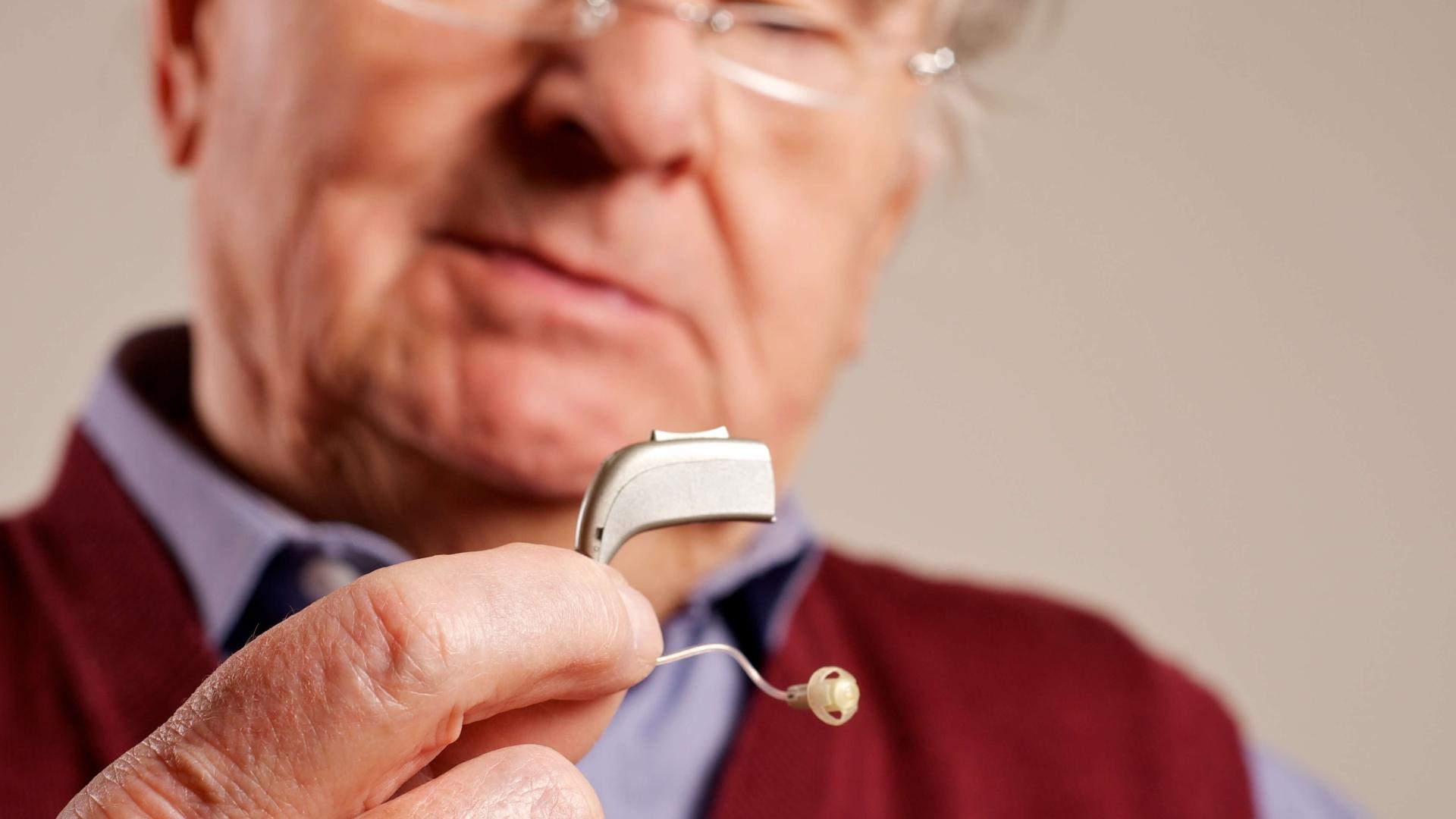 Как выбрать слуховой аппарат для пожилых людей?