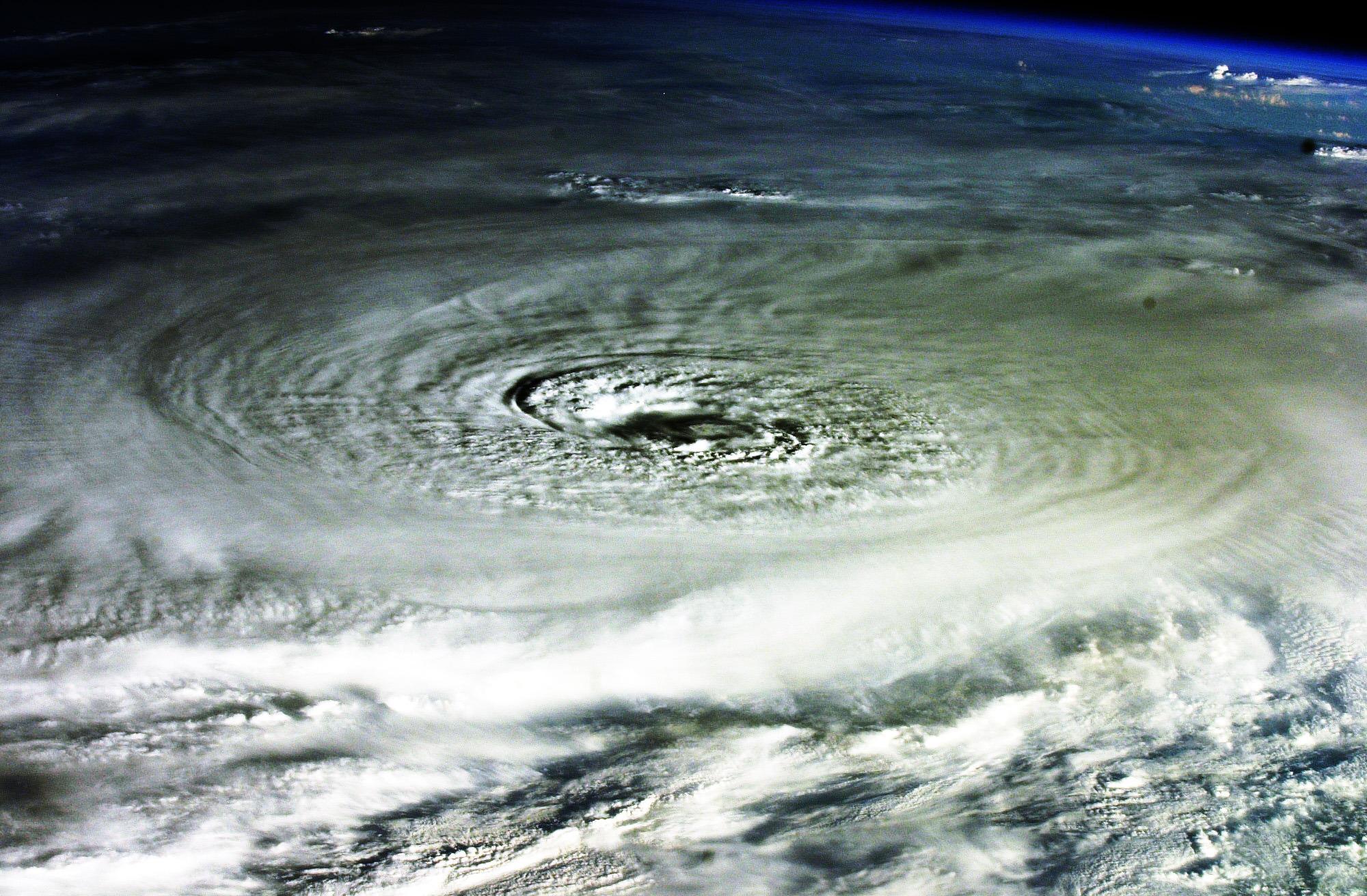 Самые сильные ветры на планете. Торнадо циклон. Ураган из космоса. Циклон вид из космоса. Ураган вид из космоса.