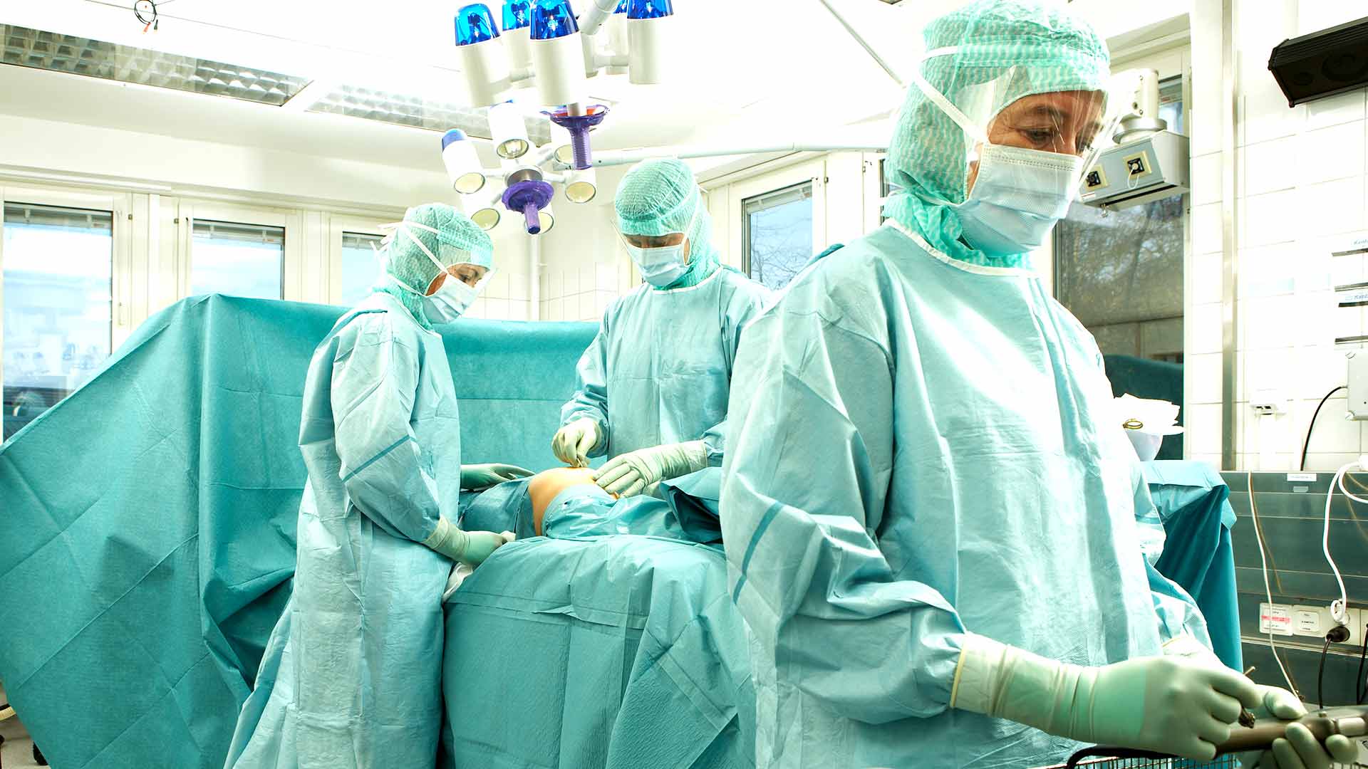 Хирурги выявили высокий риск смерти после операций на фоне COVID-19