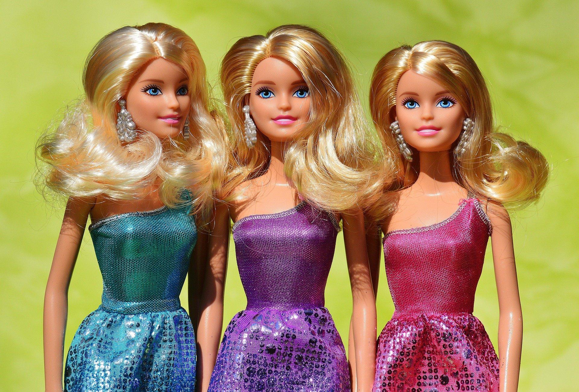 А сколько кукол barbie у вашей модницы?