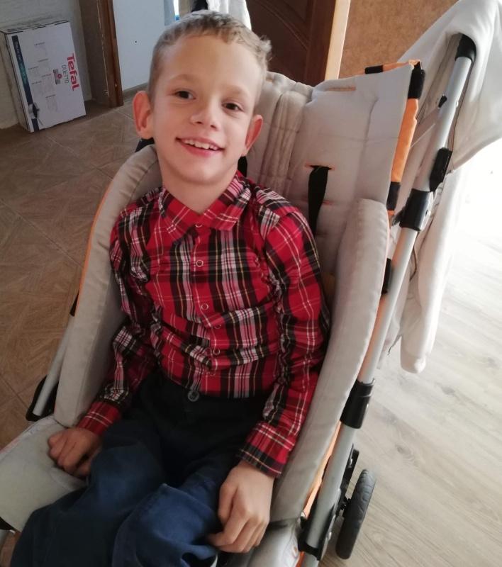 Поможем Артуру Савчуку: мальчику необходима специализированная коляска!