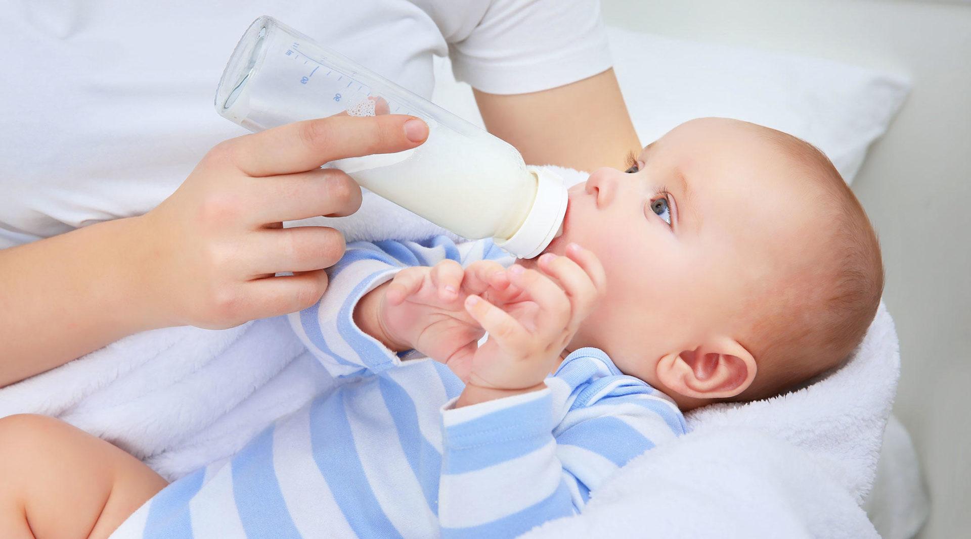 Ученые подсчитали, сколько частиц микропластика попадает в организм ребенка из бутылочек для кормления