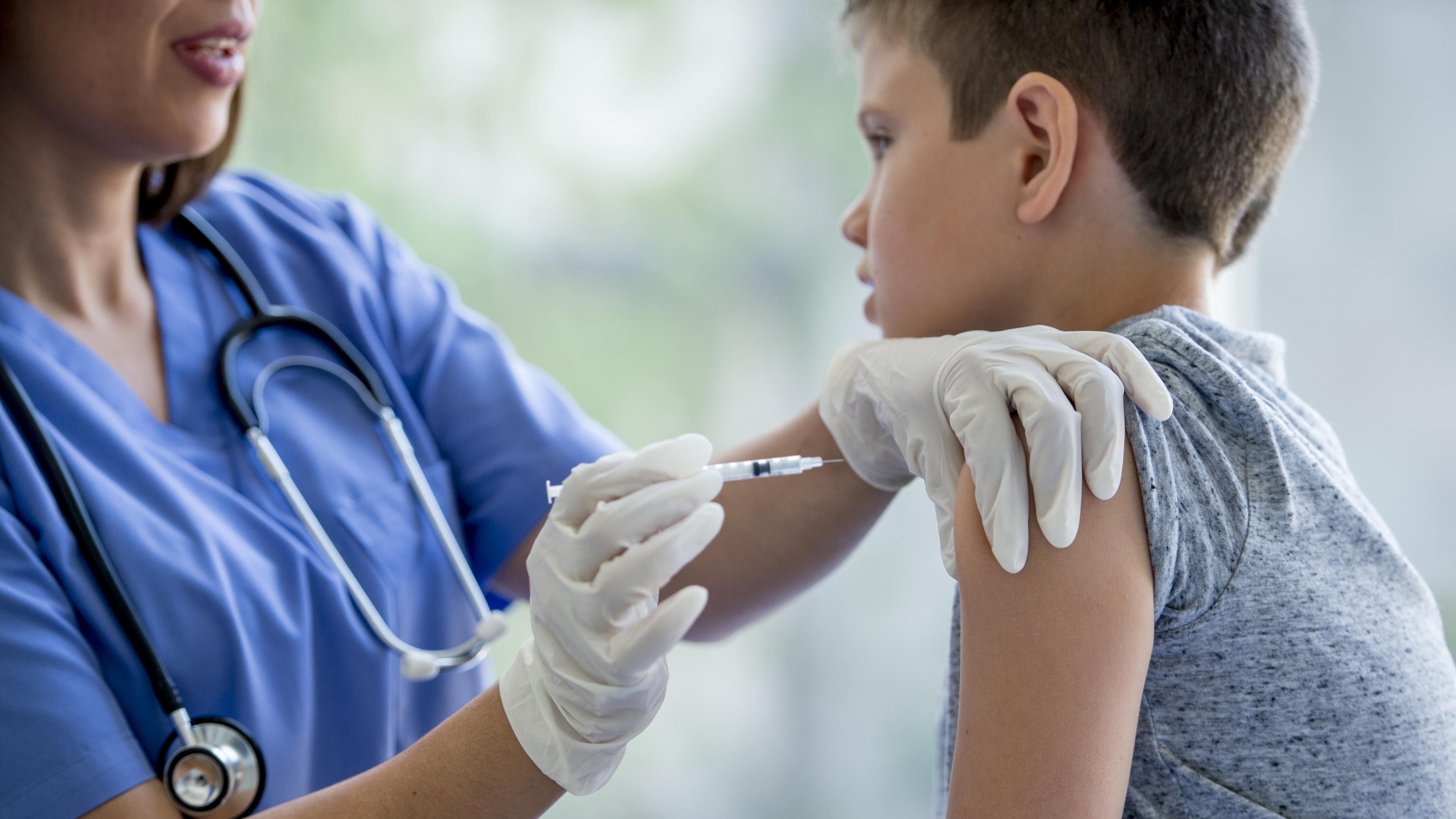 У привитых от гриппа и пневмококка детей реже появляются симптомы COVID-19