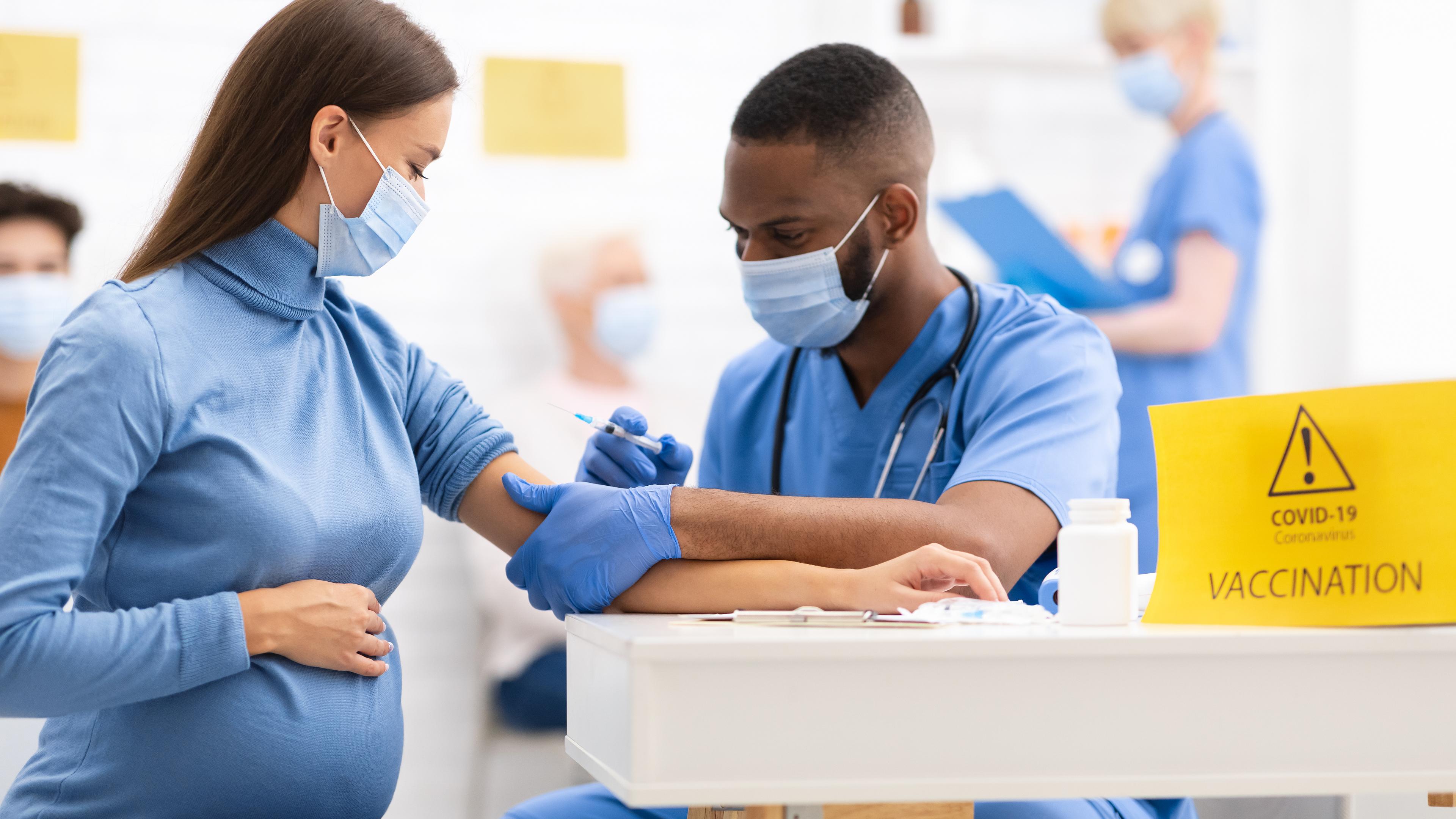 Ученые подтвердили эффективность вакцинации от COVID-19 у беременных и кормящих женщин
