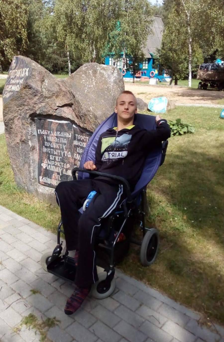 «Коляска – единственная возможность выйти из дома». Влад Кажуро из Минска остро нуждается в инвалидной коляске