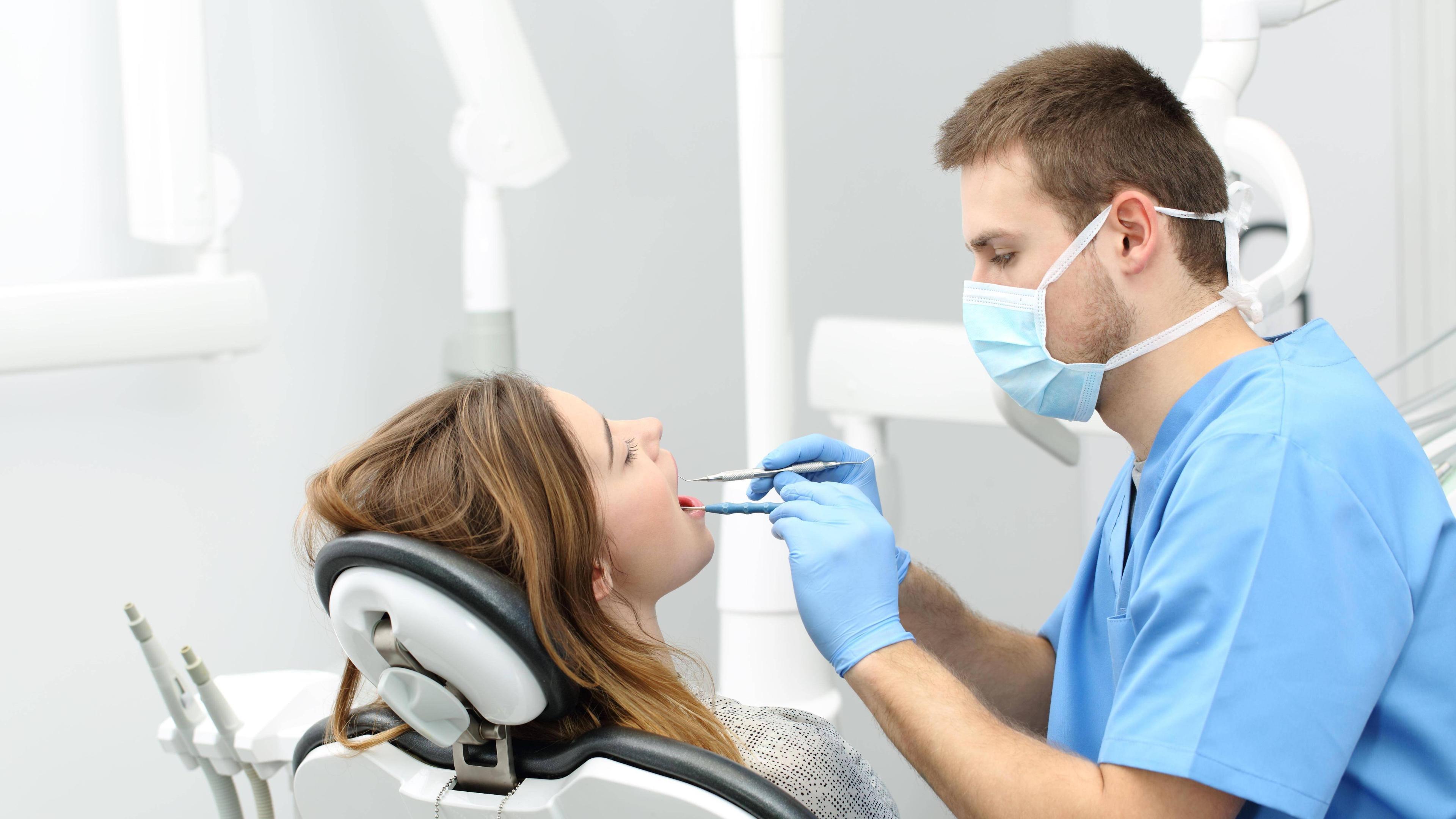 Заболеваемость COVID-19 у стоматологов оказалась ниже по сравнению с другими врачами