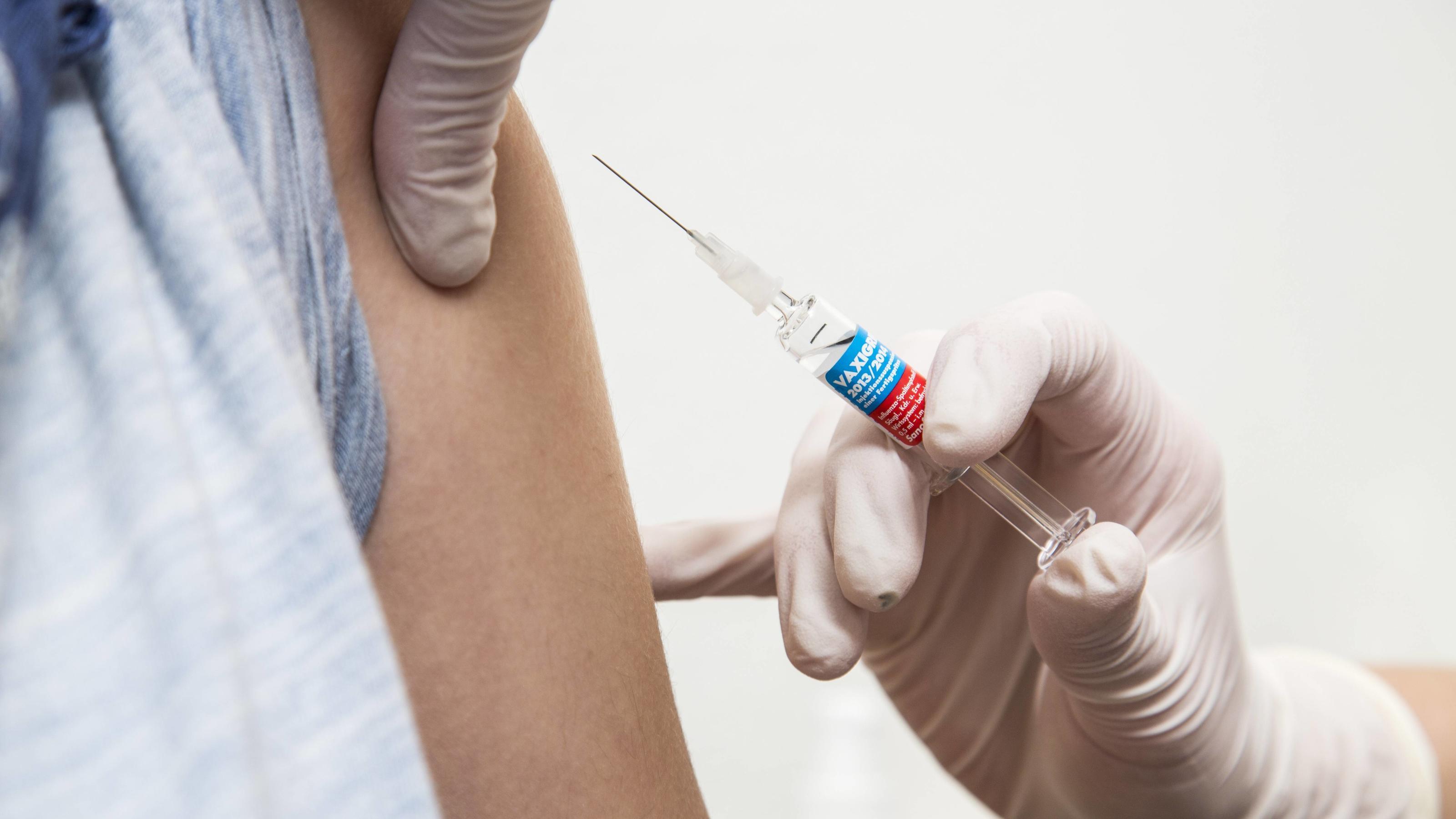 Вакцина от гриппа может защитить от тяжелых осложнений COVID-19