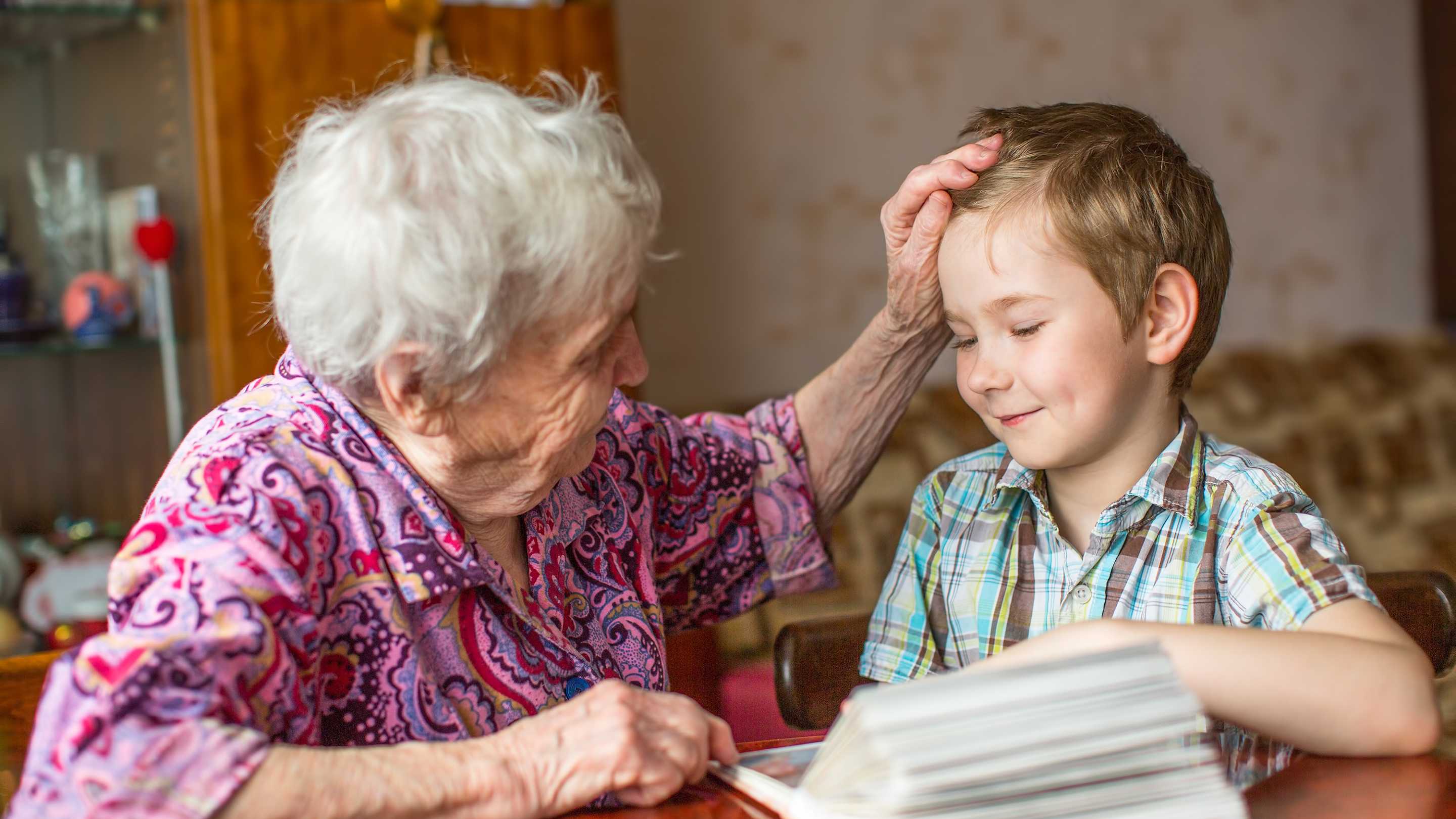 Ученые выяснили, как мозг бабушек реагирует на внуков