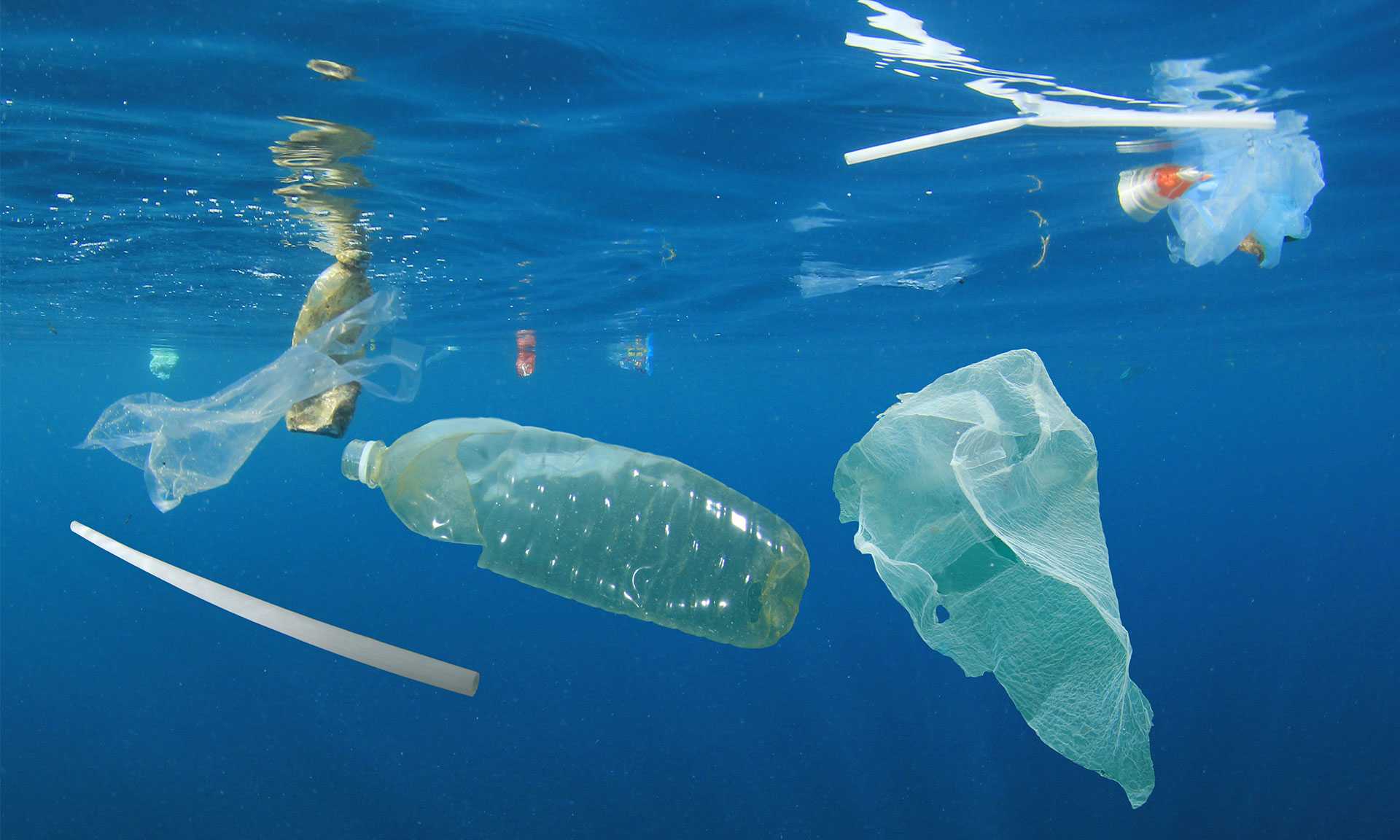 Химики оценили эффективность переработки океанского пластикового мусора на борту корабля