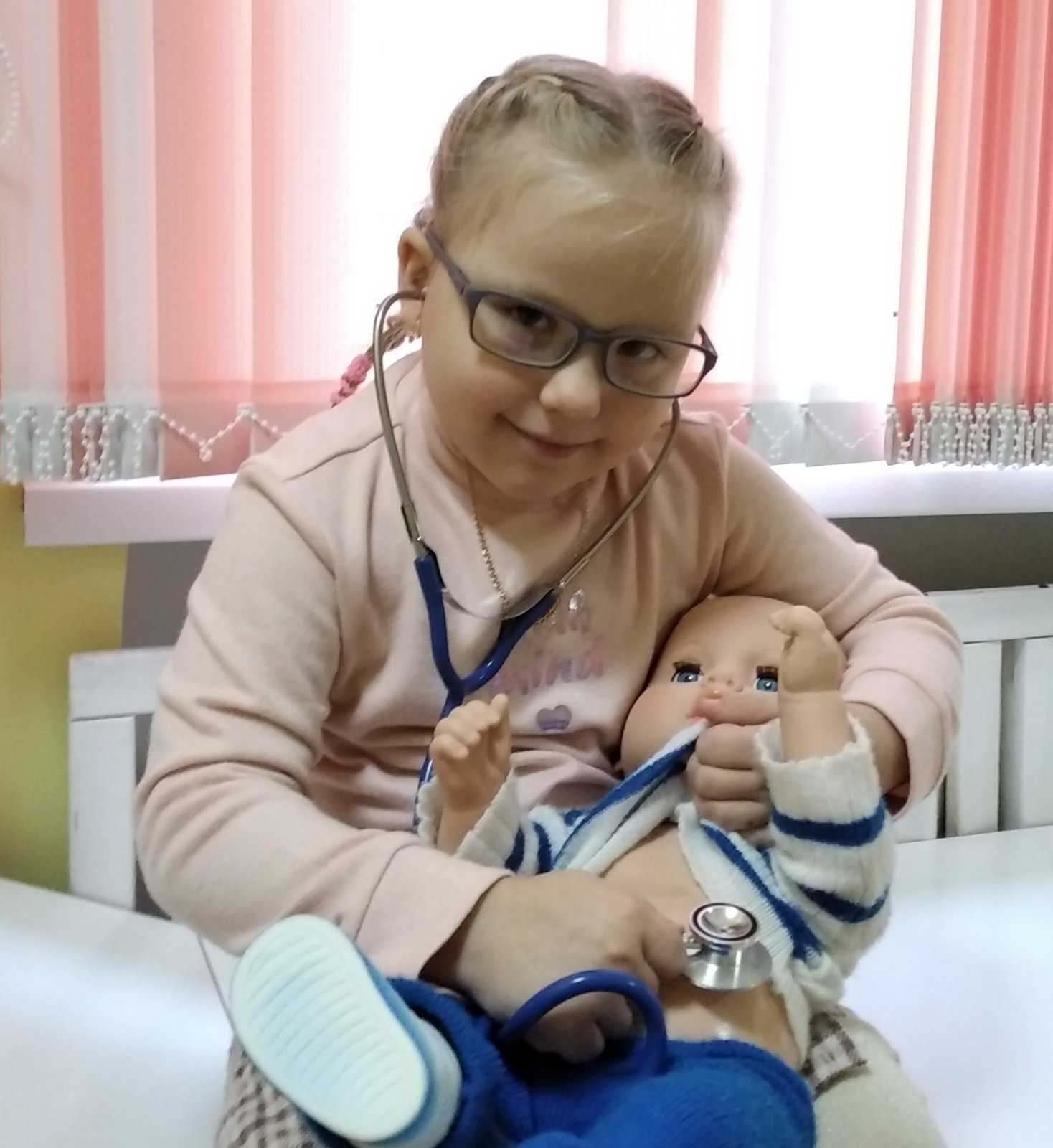 5-летним двойняшкам Милане и Диане из Могилева нужна операция на ножках!