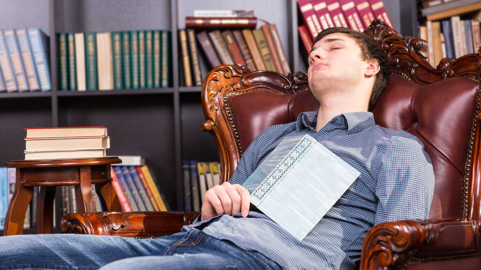 О пользе дремать в кресле: как легкий сон повышает творческие способности