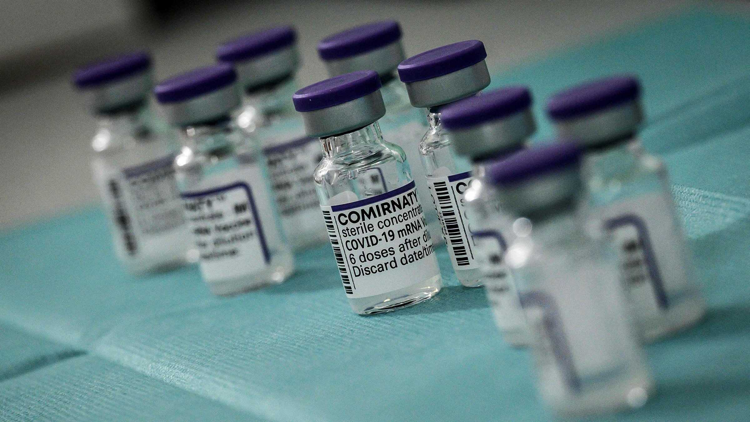 Moderna и Pfizer запустили клинические испытания вакцин против омикрона