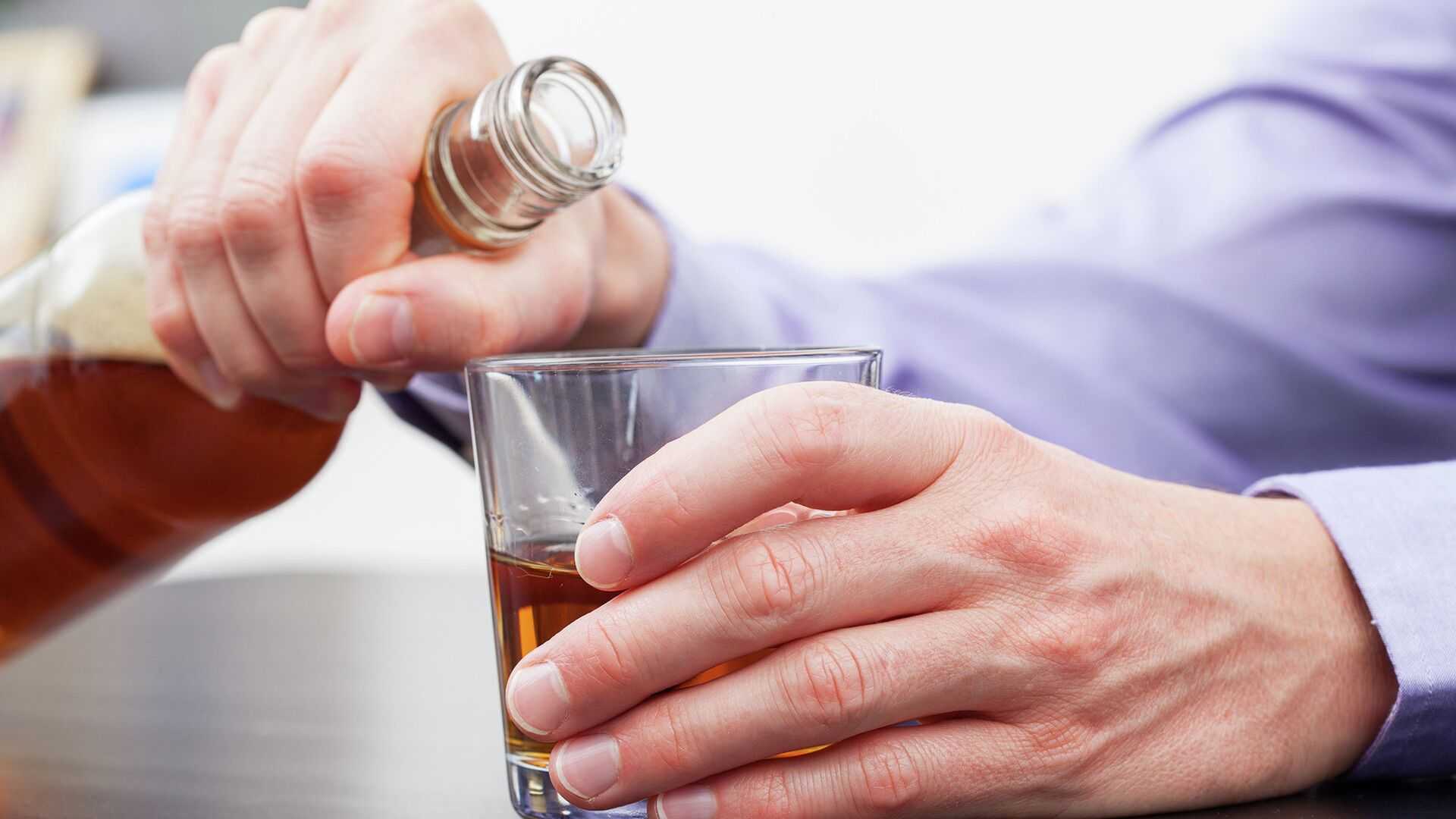 Злоупотребление алкоголем после 40 лет назвали симптомом нейродегенеративных заболеваний