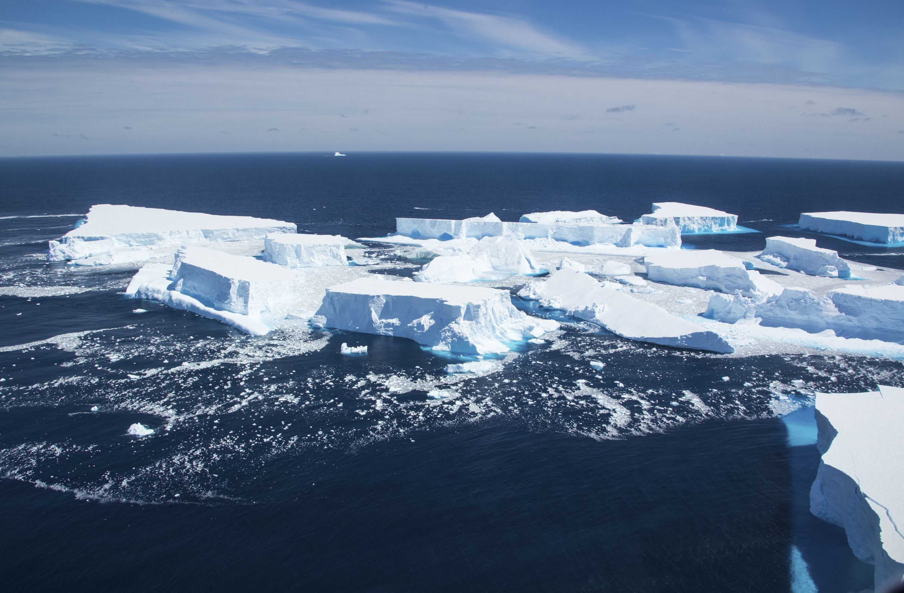 Гляциологи проследили траекторию и гибель одного из самых крупных айсбергов