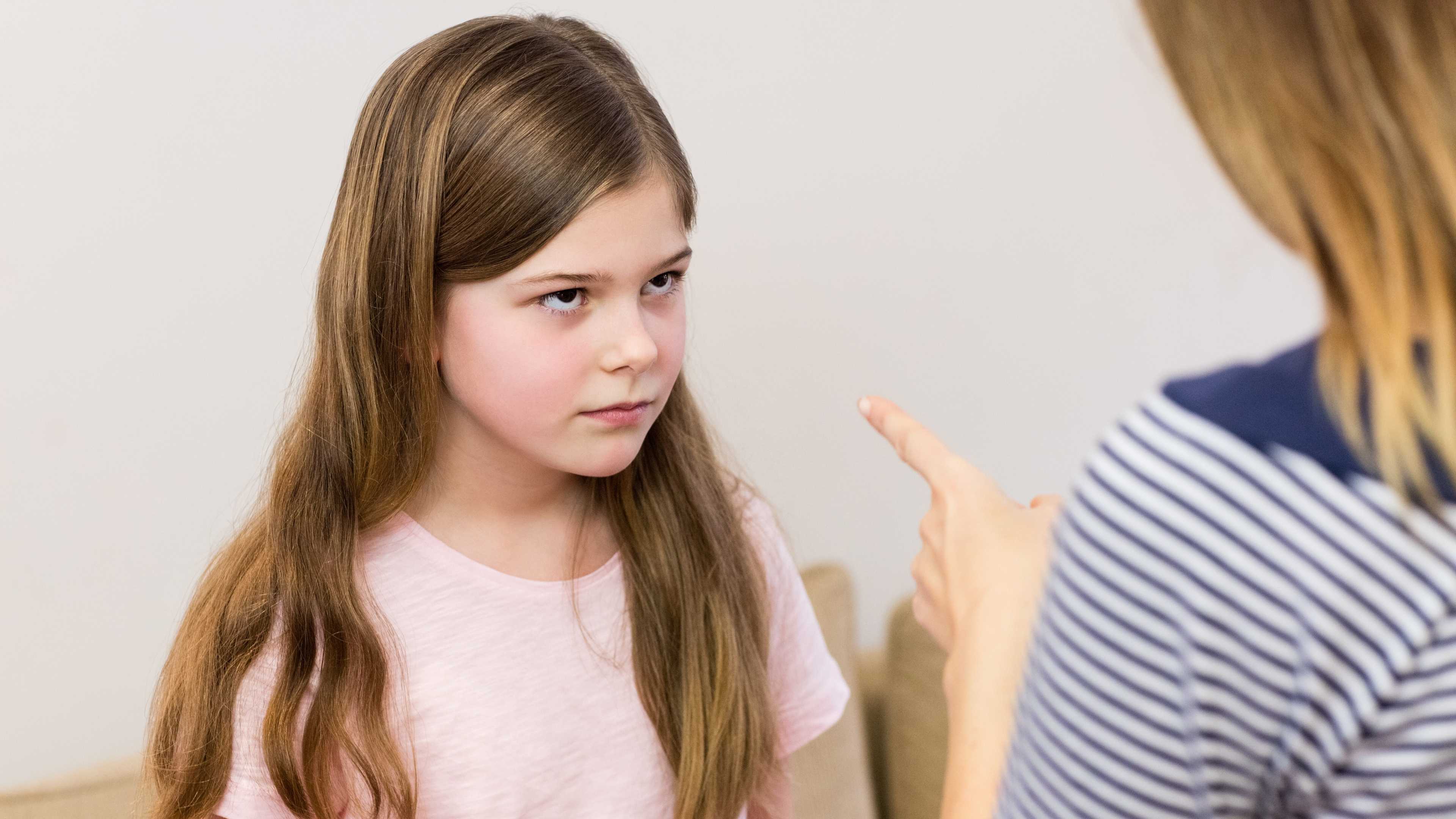 Ученые объяснили, почему подростки стремятся слушать кого угодно, но не родителей