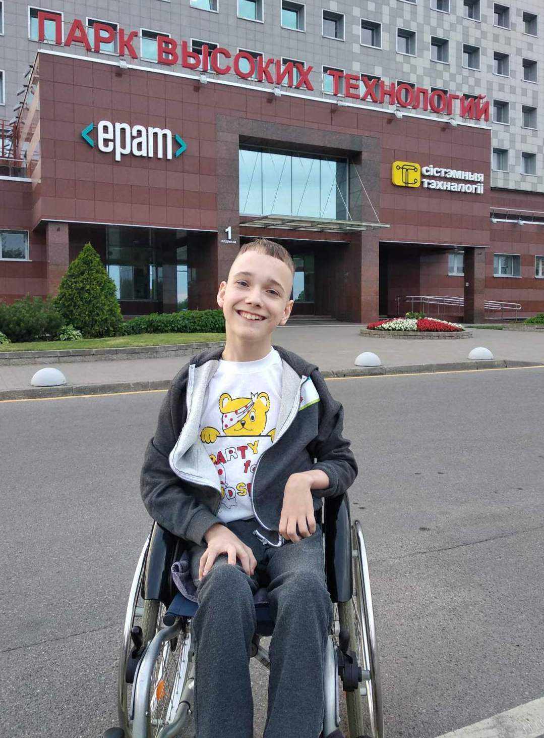 «Мечтаю научиться ходить». Василию из Минска нужна помощь в приобретении специализированных ходунов