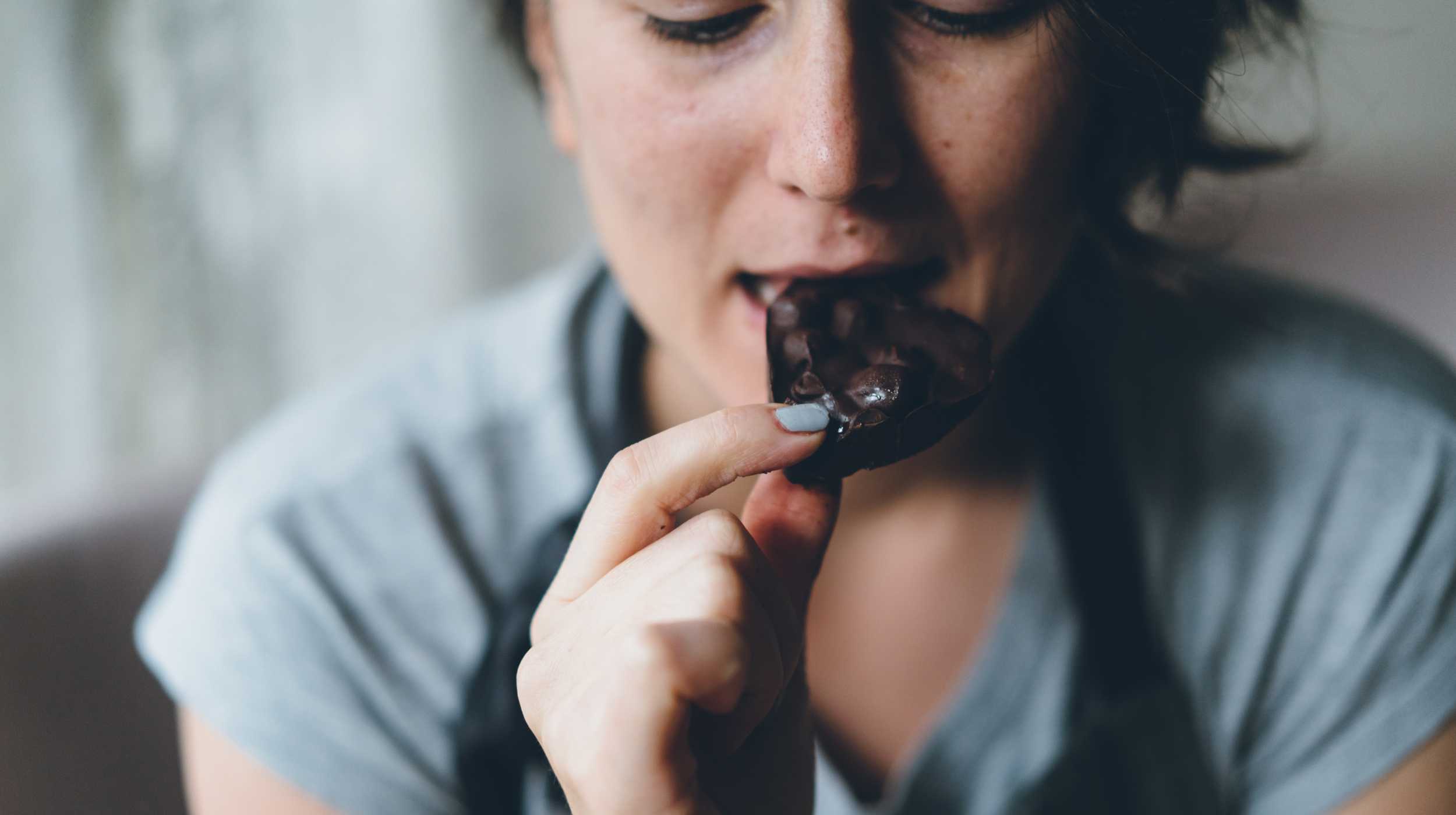 Потребление темного шоколада помогло избавить мозг от последствий хронического стресса