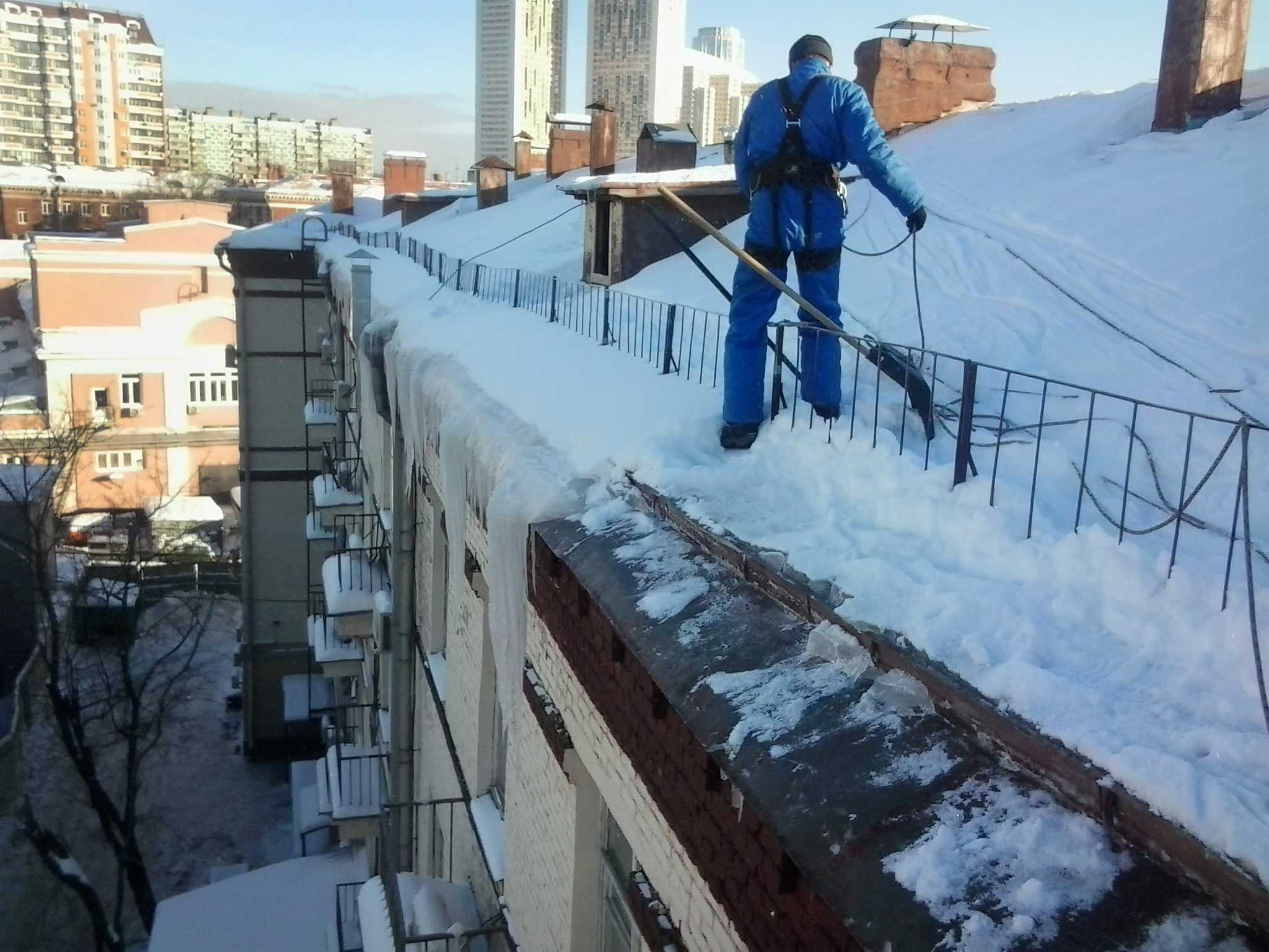 Уборка снега с крыш в Москве