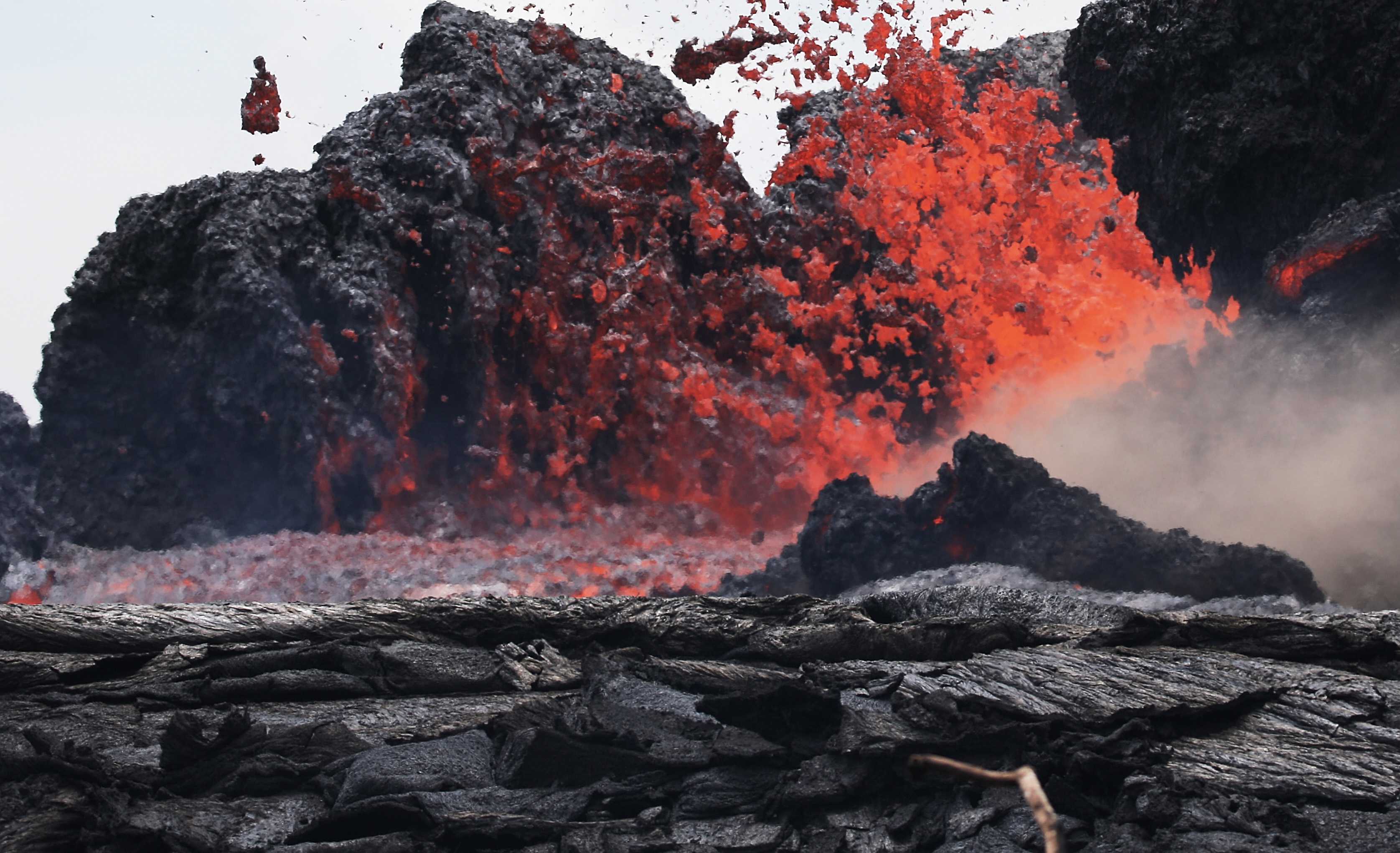 Впервые за 40 лет начал извергаться Мауна-Лоа - крупнейший активный вулкан в мире