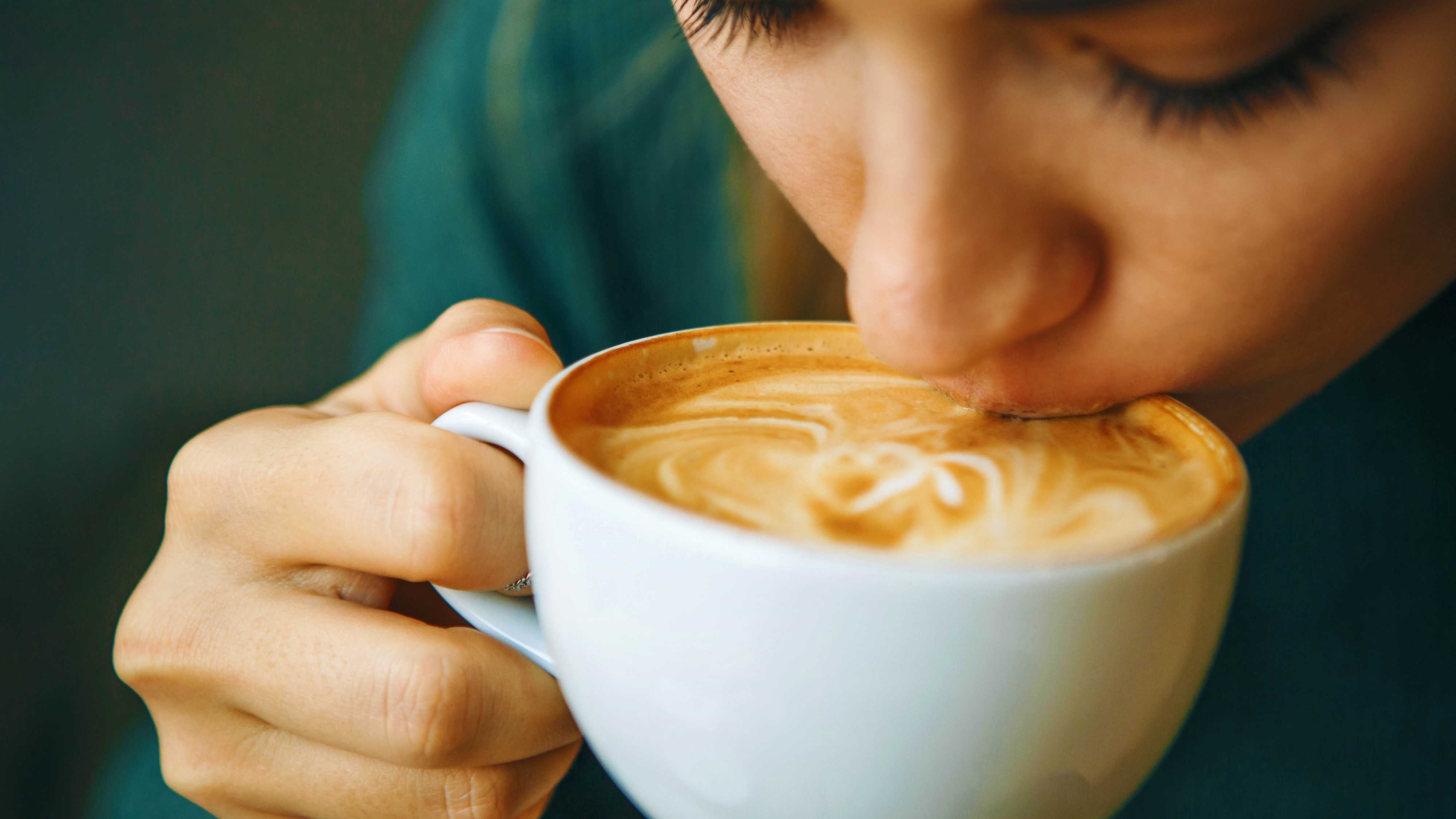 Добавление молока в кофе делает его полезнее