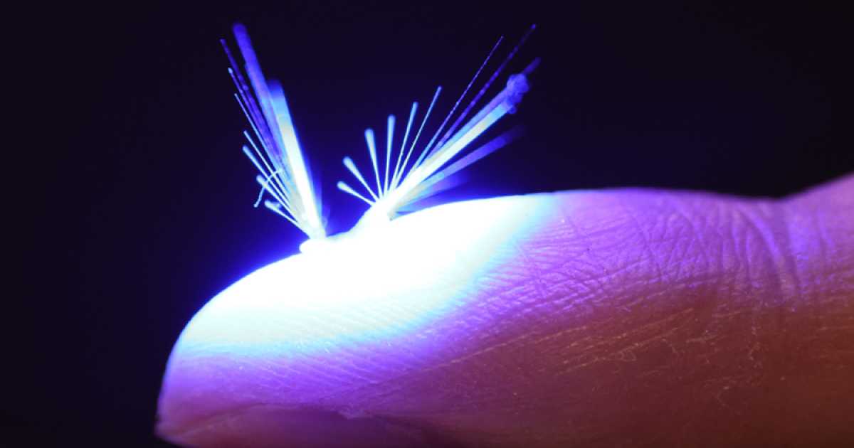 Микроскопический робот летает с помощью ветра и управляется светом