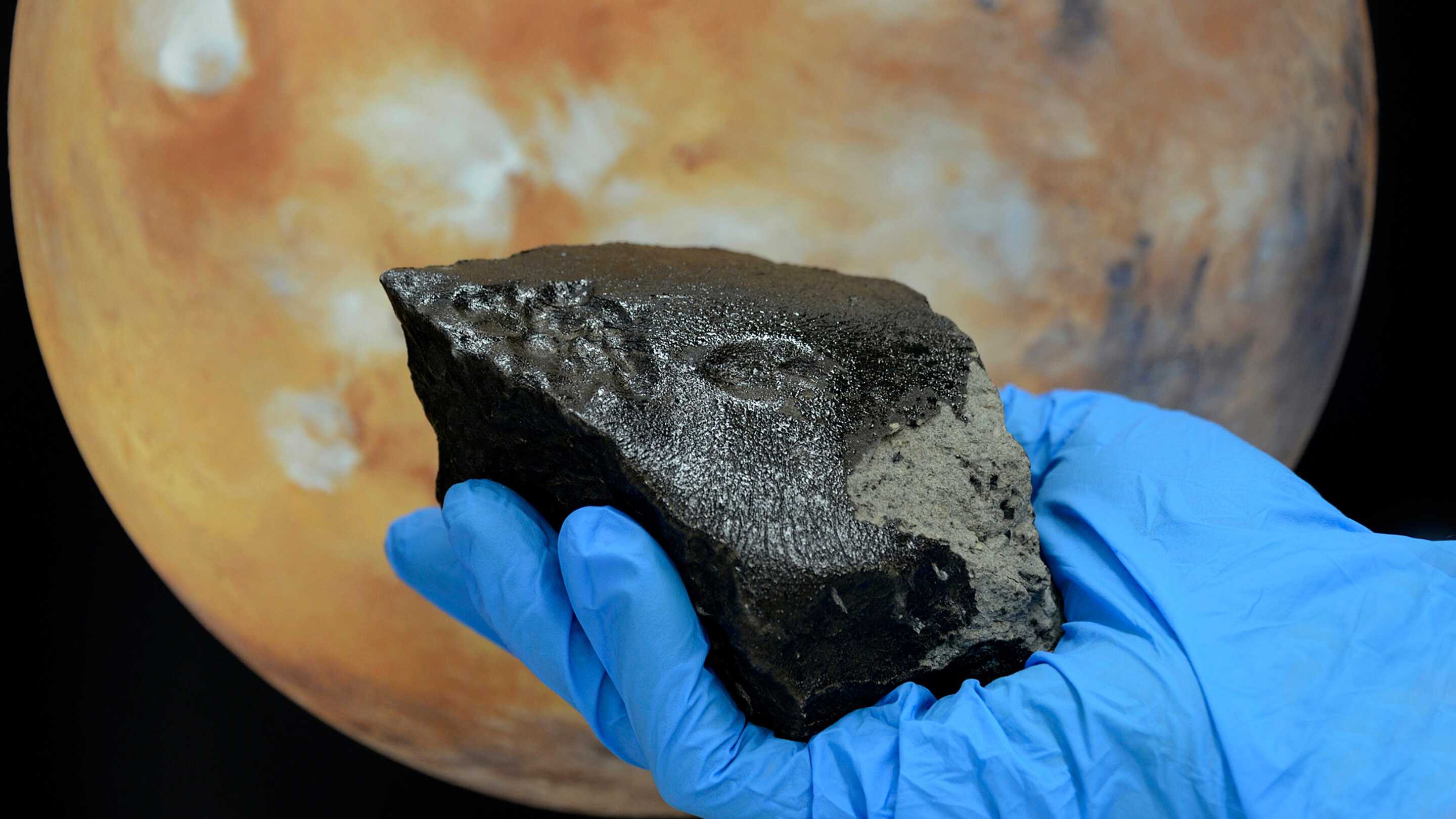 Очередной марсианский метеорит оказался исключительно богат органическими соединениями