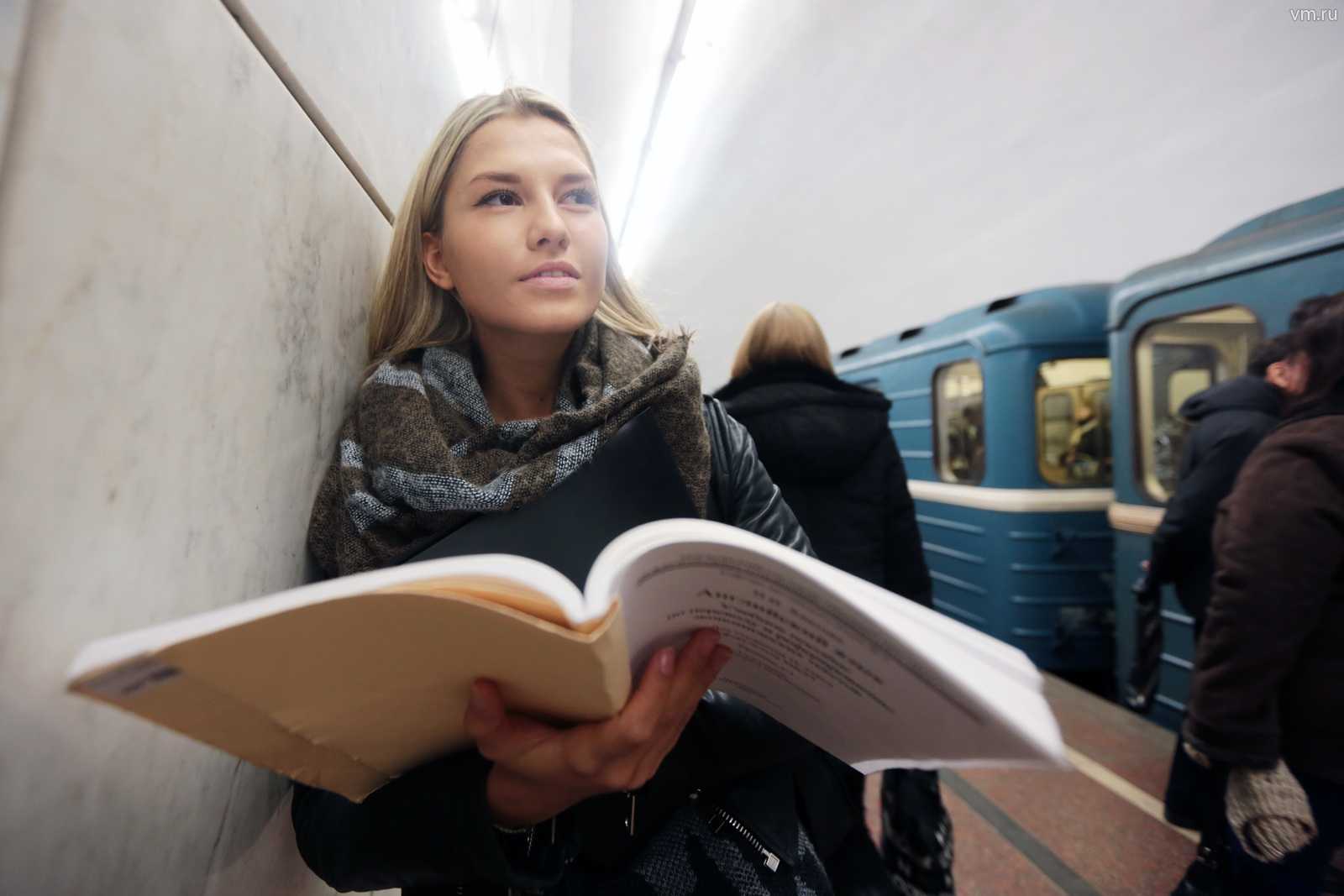 В москве читать. Чтение в метро. Люди читают в метро. Люди с книгами в метро. Студенты в метро.