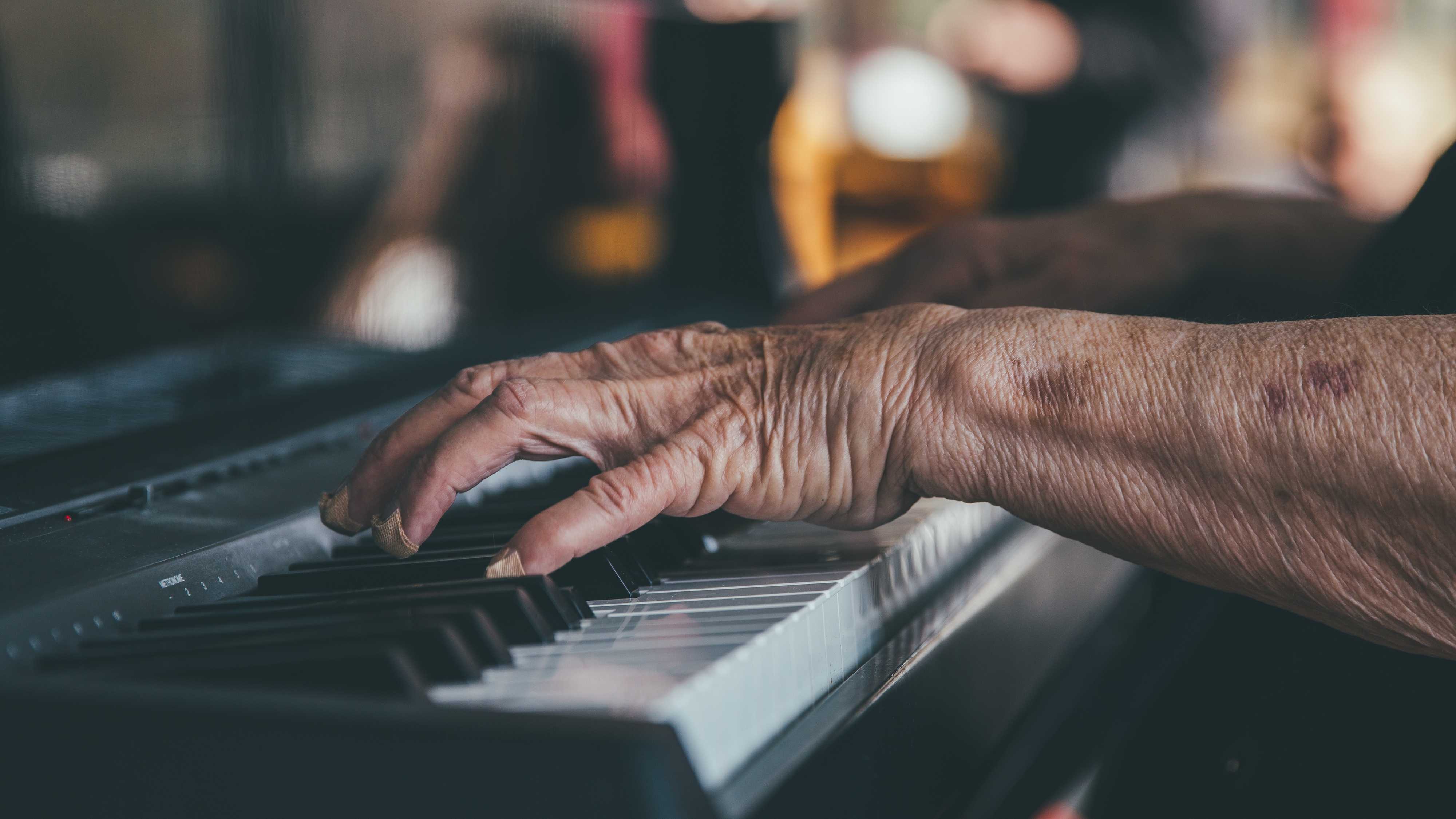 Занятия музыкой улучшают восприятие речи у пожилых людей