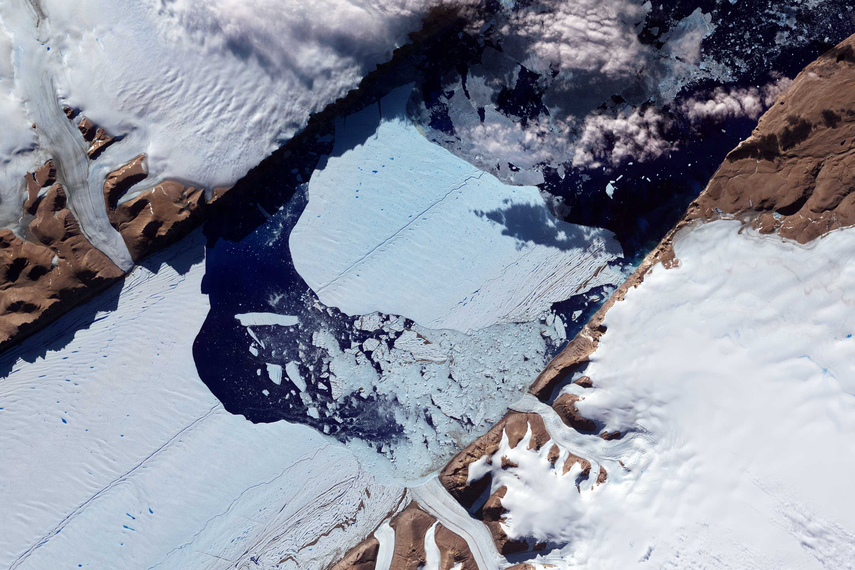 Ученые выяснили, почему так быстро тают ледники Гренландии