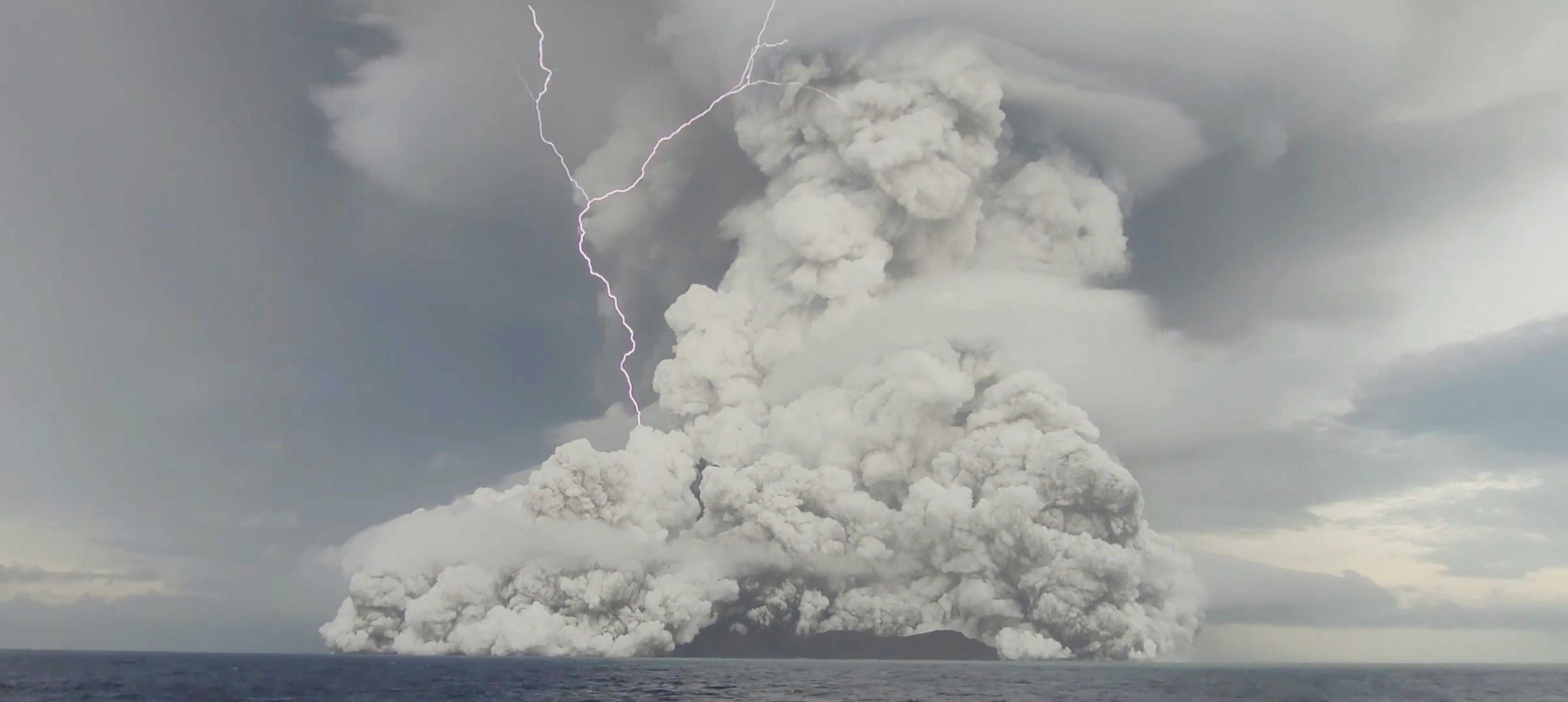Извержение вулкана Хунга-Тонга-Хунга-Хаапай создало рекордную грозу
