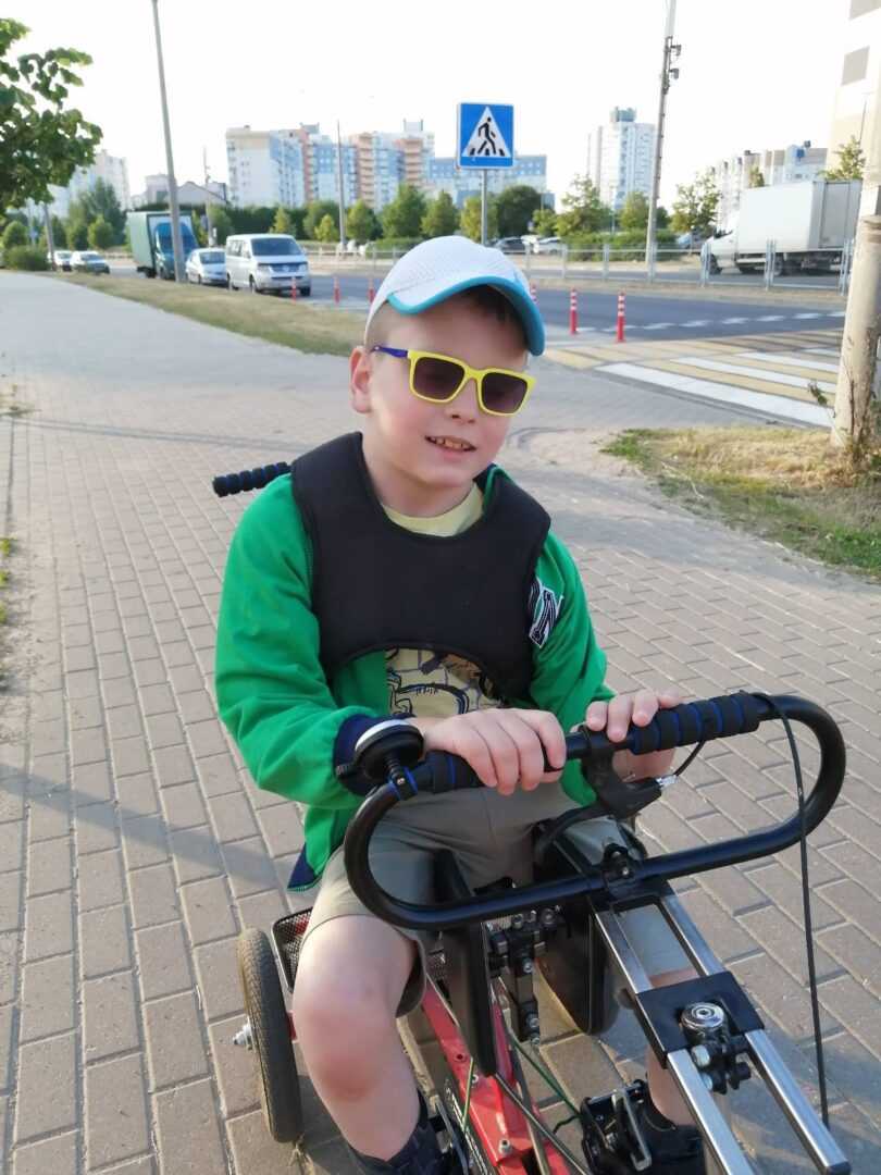 Поехать в первый класс. Павлу Кислюку из Минска необходима специализированная коляска