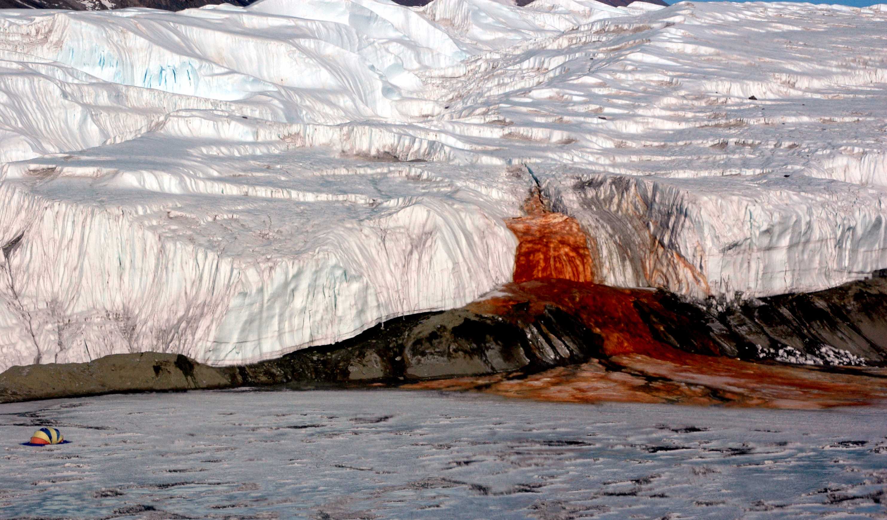 Ученые раскрыли вековую тайну «Кровавого водопада» в Антарктиде