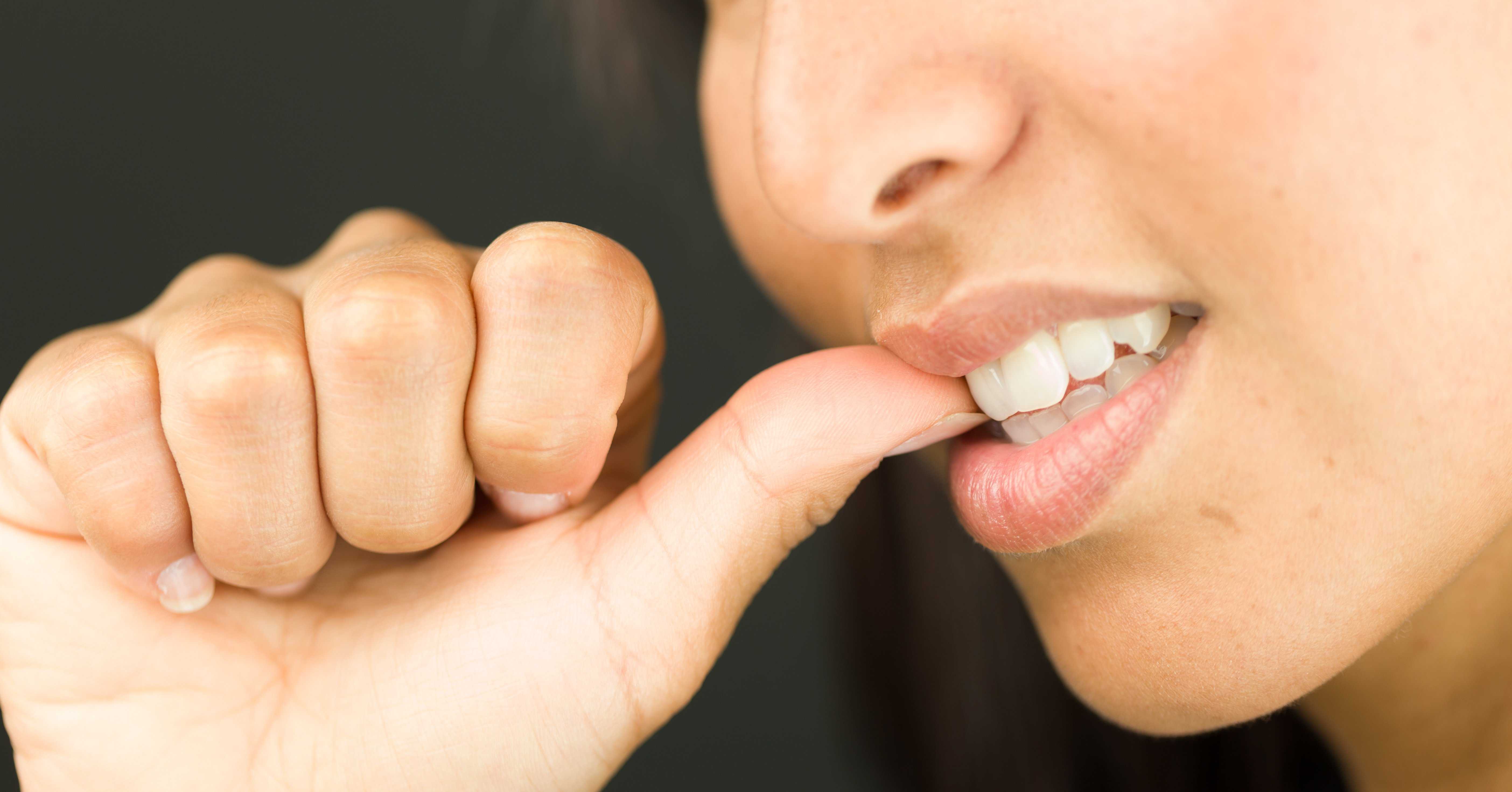 Ученые рассказали, как избавиться от привычки грызть ногти