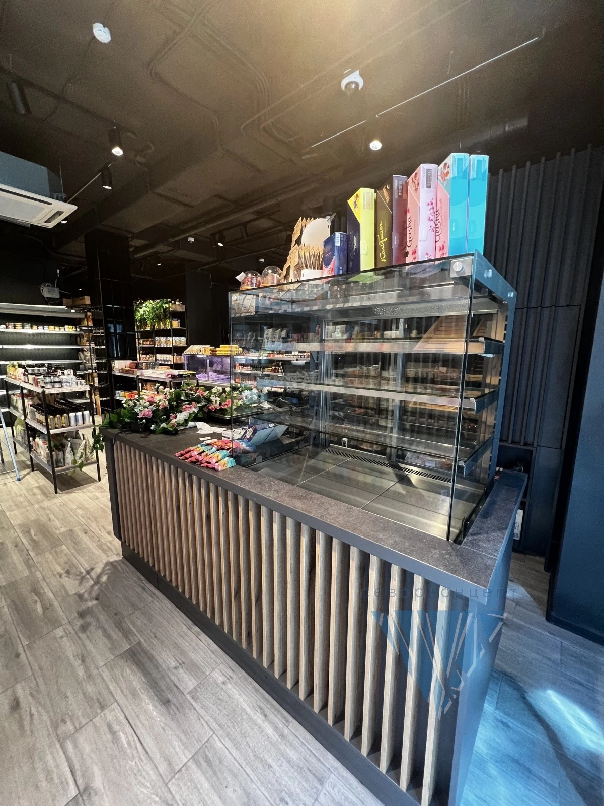 ✓Оснащение магазинов торговым и холодильным оборудованием Торговые стеллажи для магазина и холодильное оборудование торгового зала: как спроектировать эффективный торговый зал